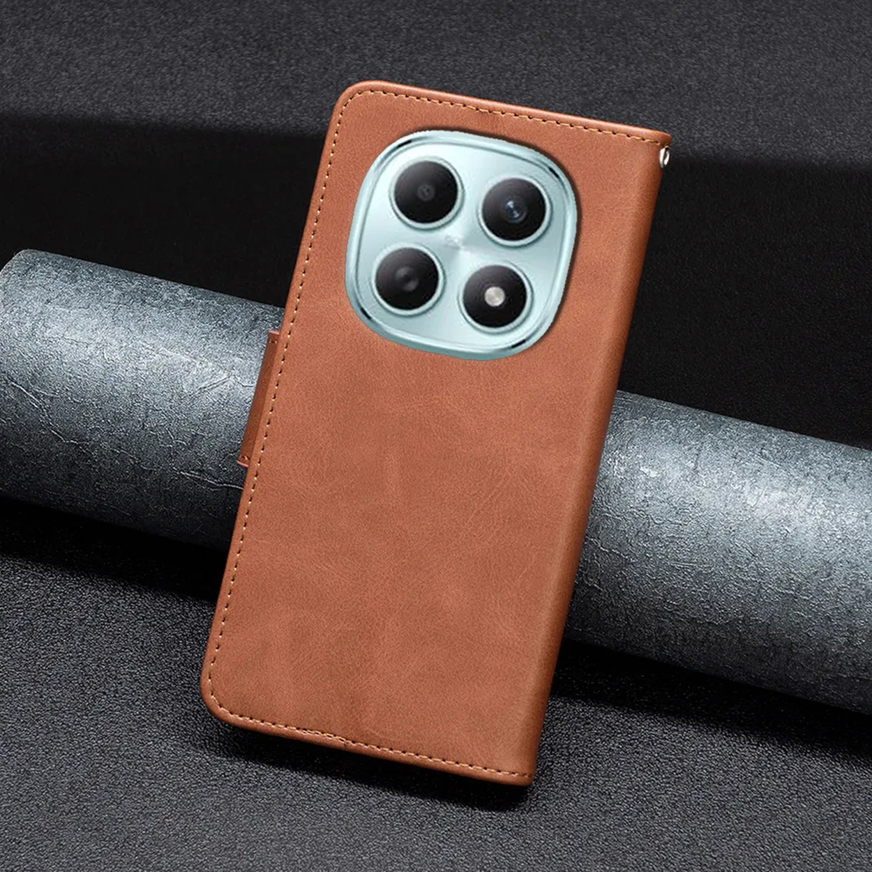 Bruine telefoonhoes met vier camera's op donkere achtergrond.