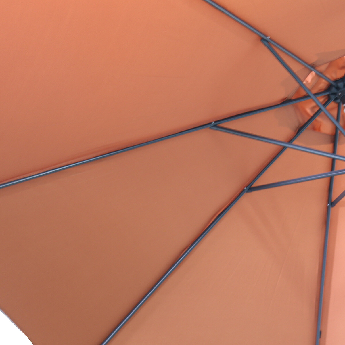 Oranje parapluutop met donker metalen frame.