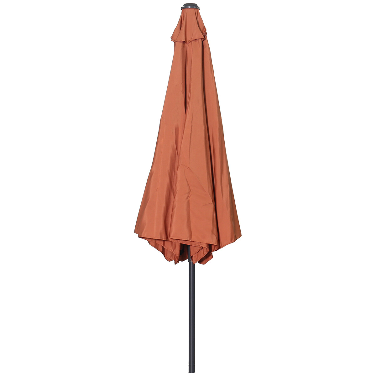 Een gesloten, koraalkleurige parasol met donkere paal op witte achtergrond.