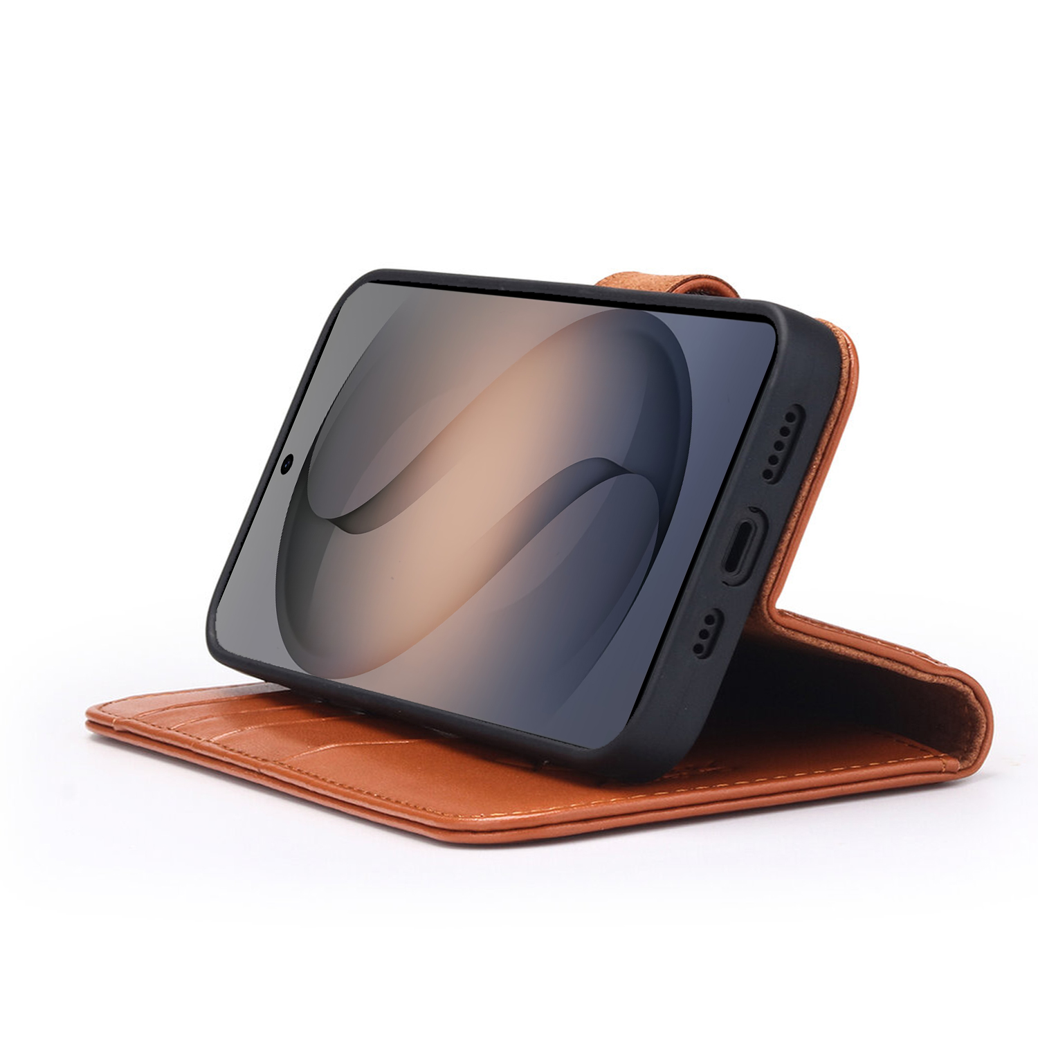 Eine braune Leder-Handyhülle mit einem schwarzen Smartphone ist auf weißem Grund geöffnet.