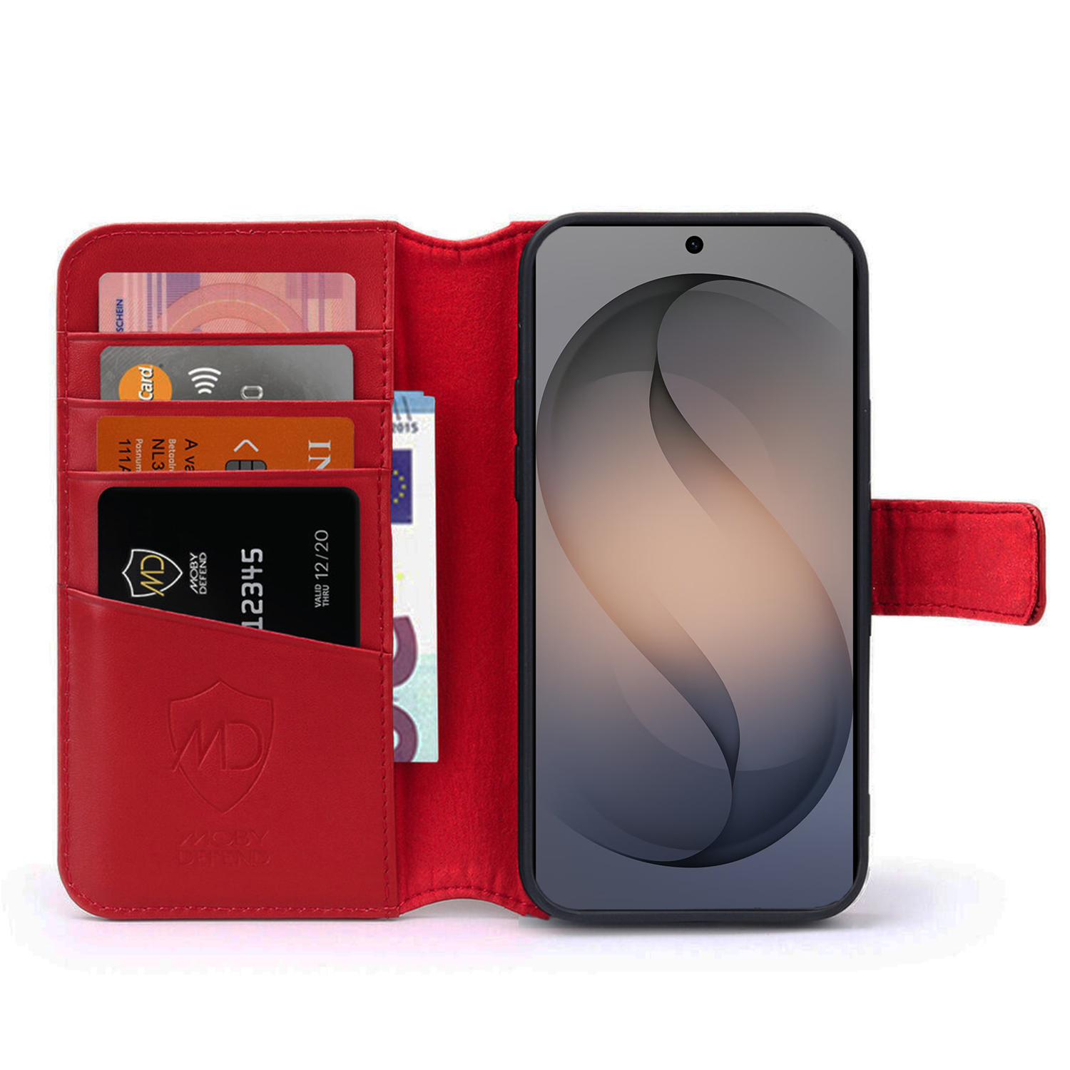 Rote Brieftasche offen, zeigt Karten, Geld und ein Smartphone mit grauem abstraktem Hintergrund.