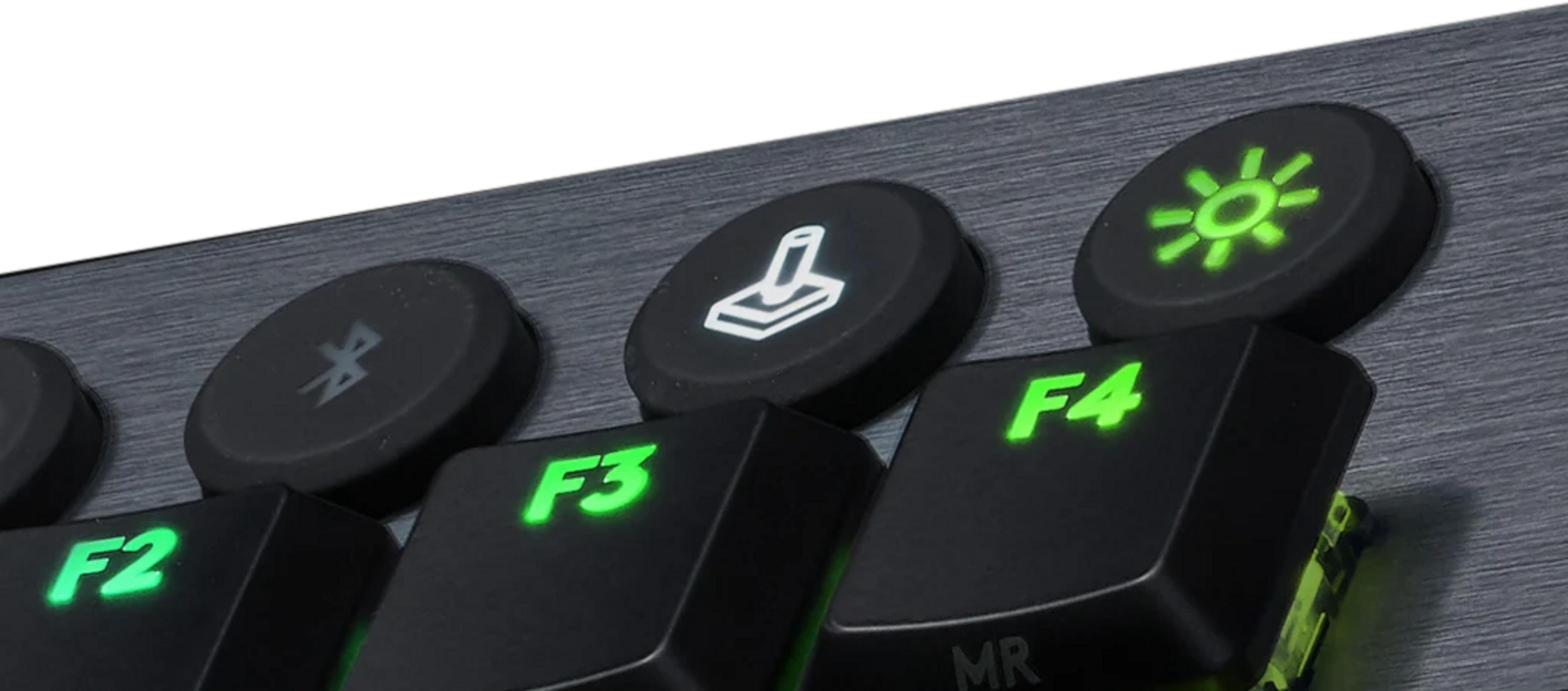 Yeşil ikonlu klavye tuşlarının yakın çekimi: F2, F3, F4, Bluetooth, joystick ve parlaklık.