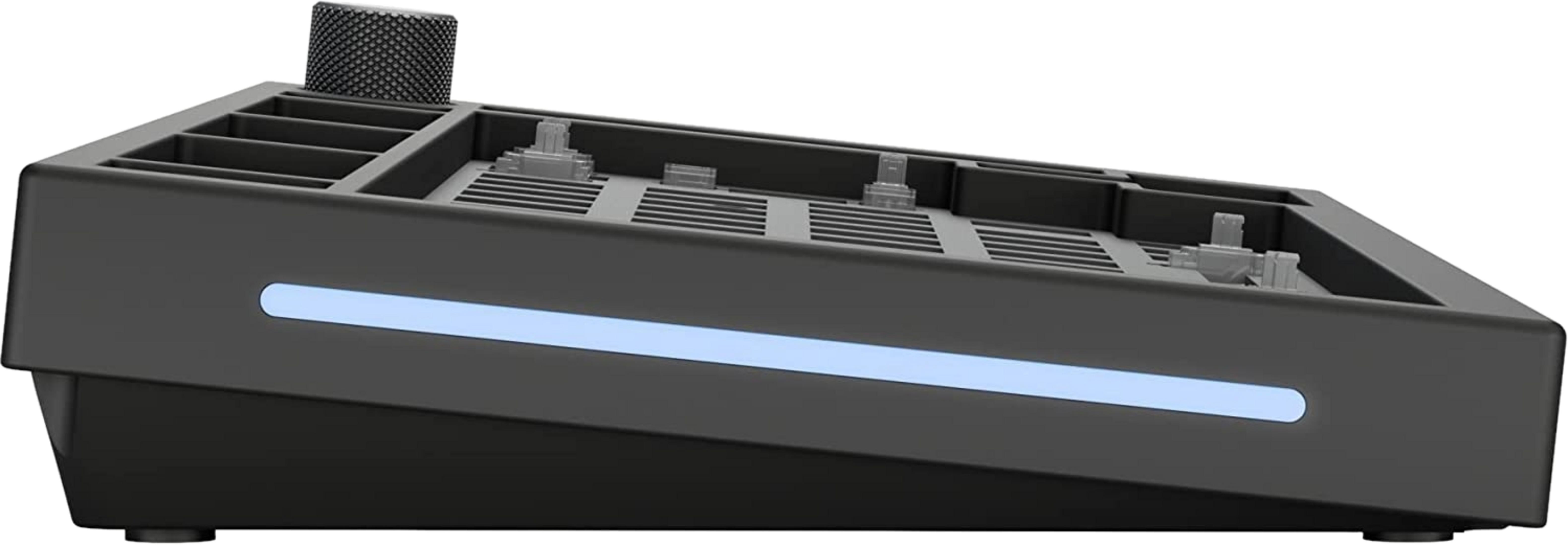 Schwarzes Gehäuse mit blauem Lichtstreifen und einem Knopf oben.
