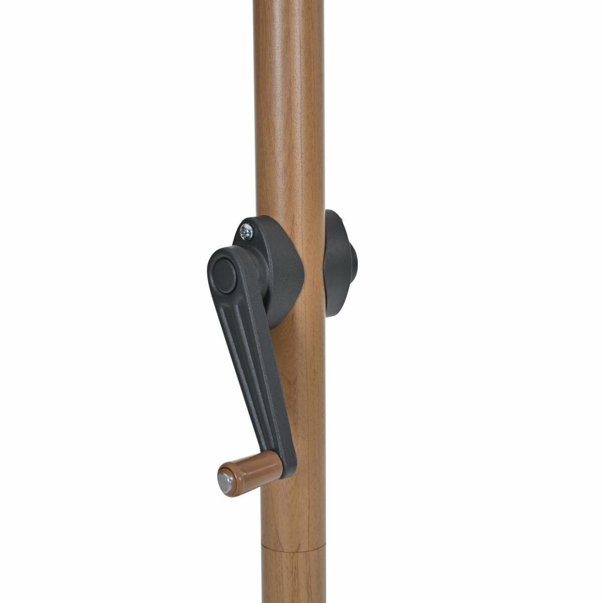 Een houten parasolpaal met een zwengelmechanisme en een handvat.