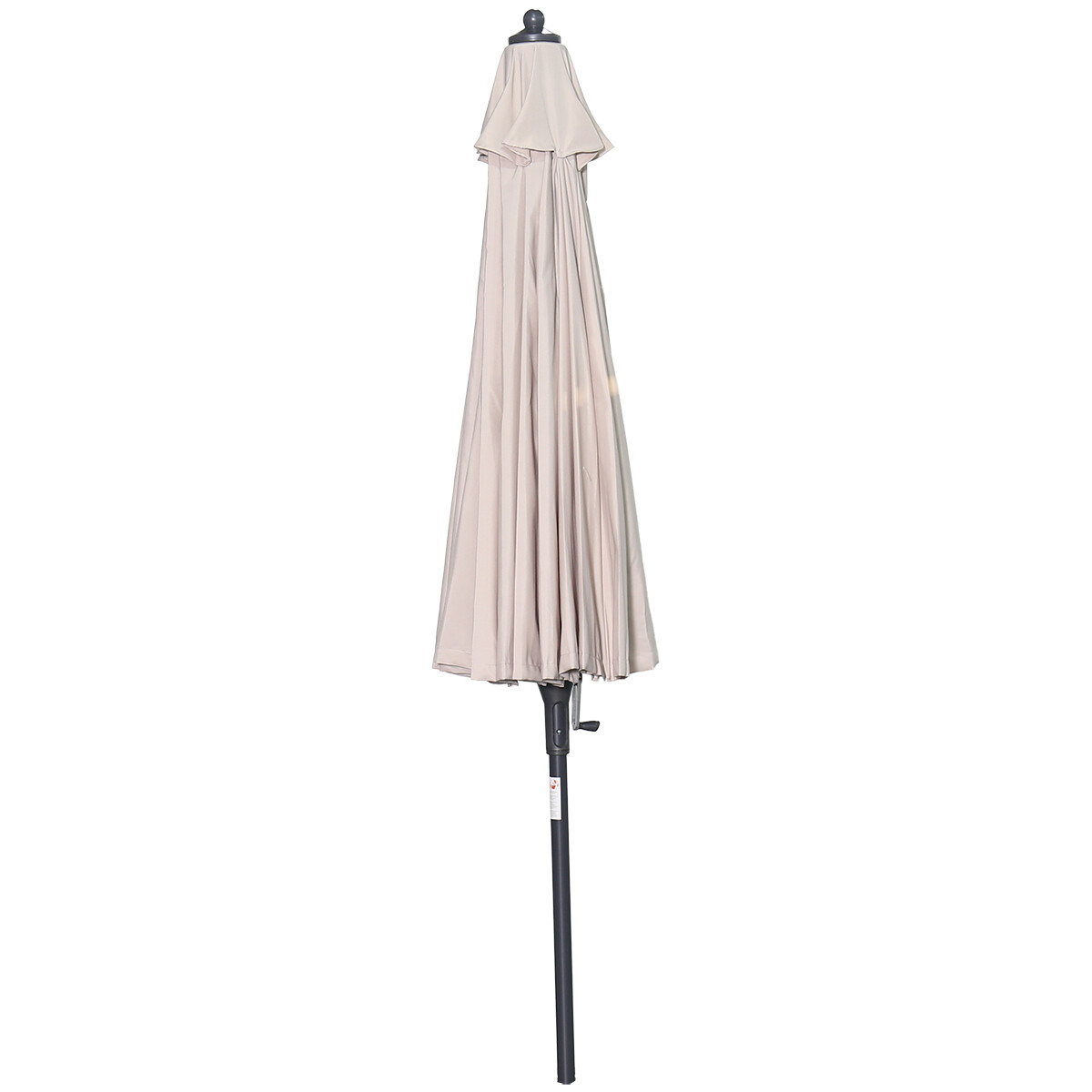 Een gesloten, beige parasol met een donkere paal en een slinger mechanisme.