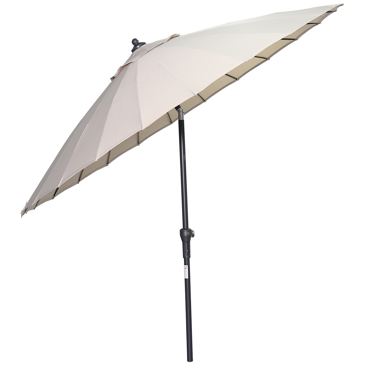 Een lichte parasol met een donkere paal, tegen een witte achtergrond.