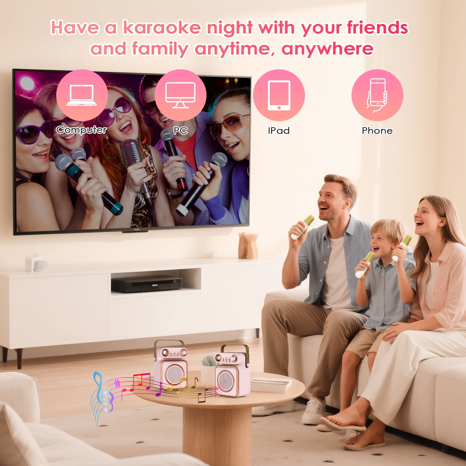 Eine Familie singt Karaoke vor einem Fernsehbildschirm mit Freunden.