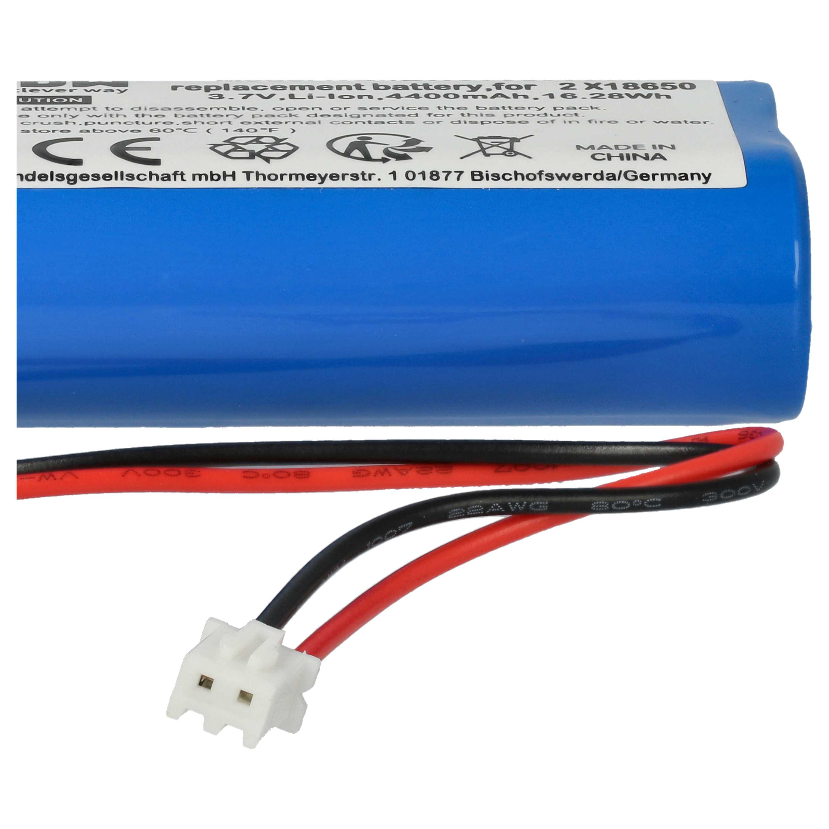Blauer Akku mit roten und schwarzen Kabeln und einem weißen Stecker.