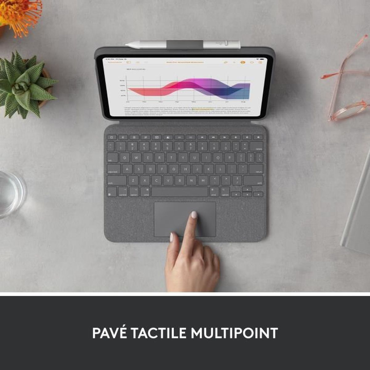 Mano che usa un tablet con tastiera e stilo, che mostra un grafico.