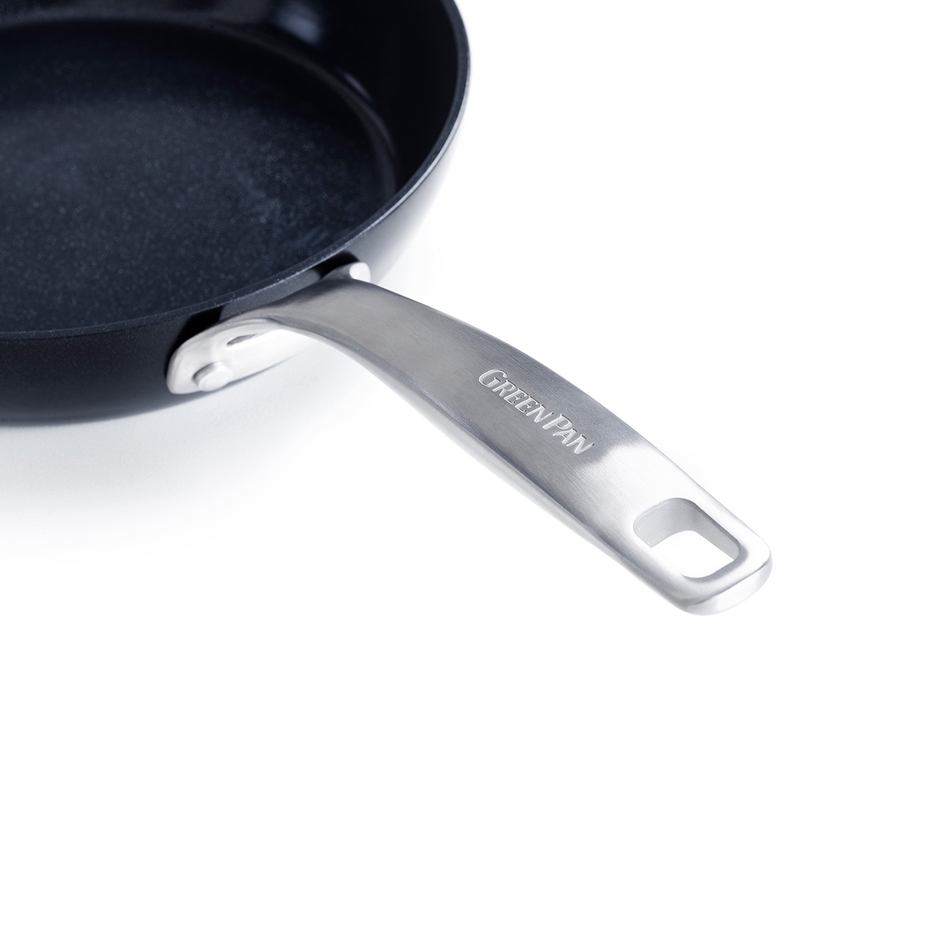 Nahaufnahme einer schwarzen Pfanne mit silbernem Griff und der Aufschrift „Green Pan“.