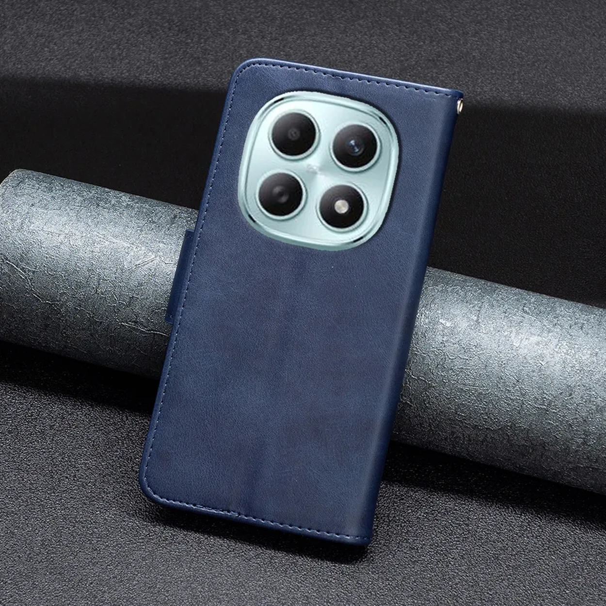 Donkerblauwe telefoonhoes met vier camera's, liggend op een donkere achtergrond.