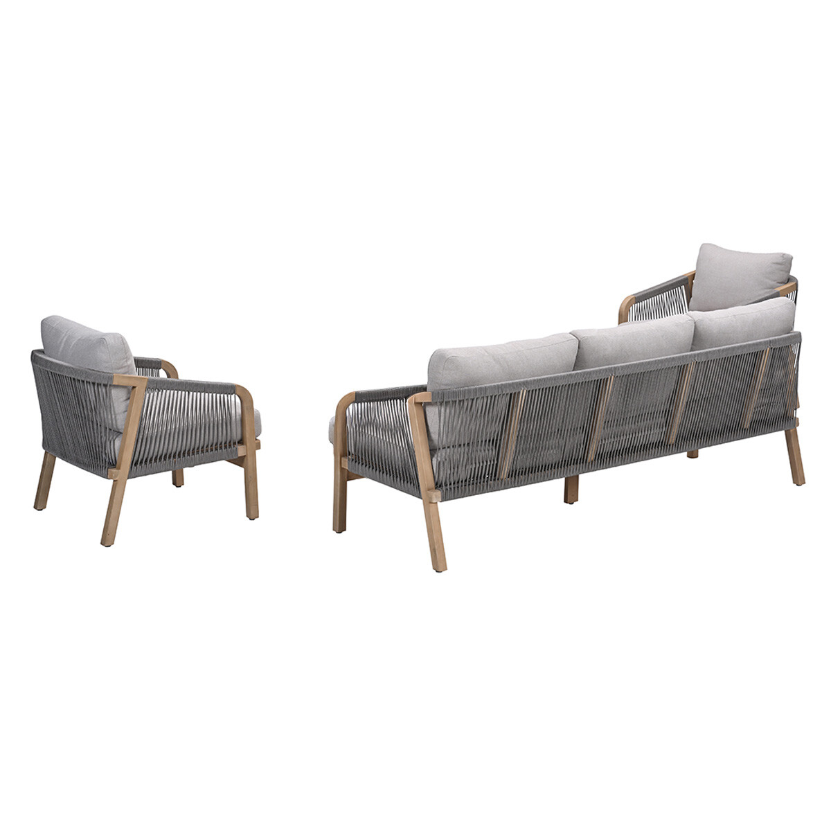 Grijze rotan fauteuil en bank met houten frames en lichtgrijze kussens.