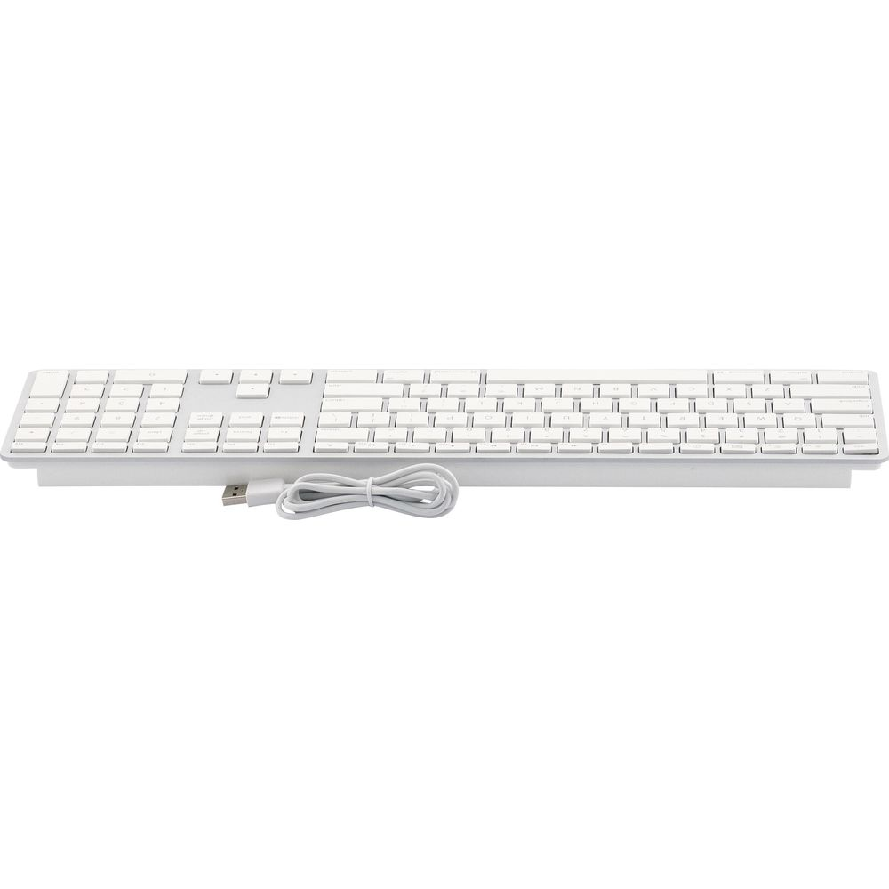 Una tastiera USB bianca e piatta su sfondo bianco.