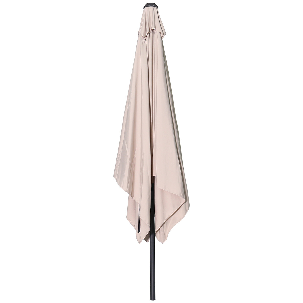 Een gesloten, lichtbeige parasol met donkere paal tegen een witte achtergrond.