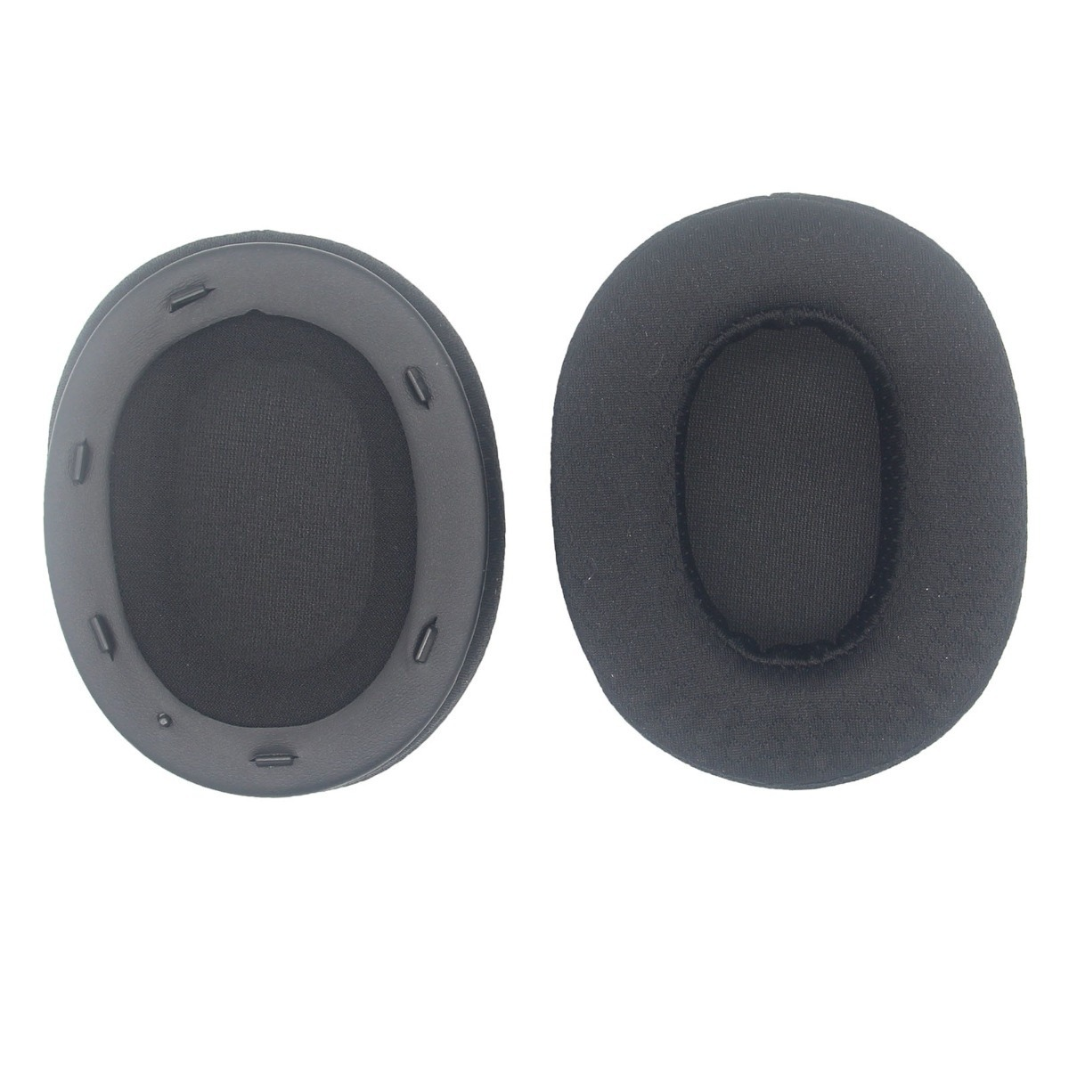 Due cuscinetti auricolari ovali neri per cuffie, uno con clip visibili, su sfondo bianco.