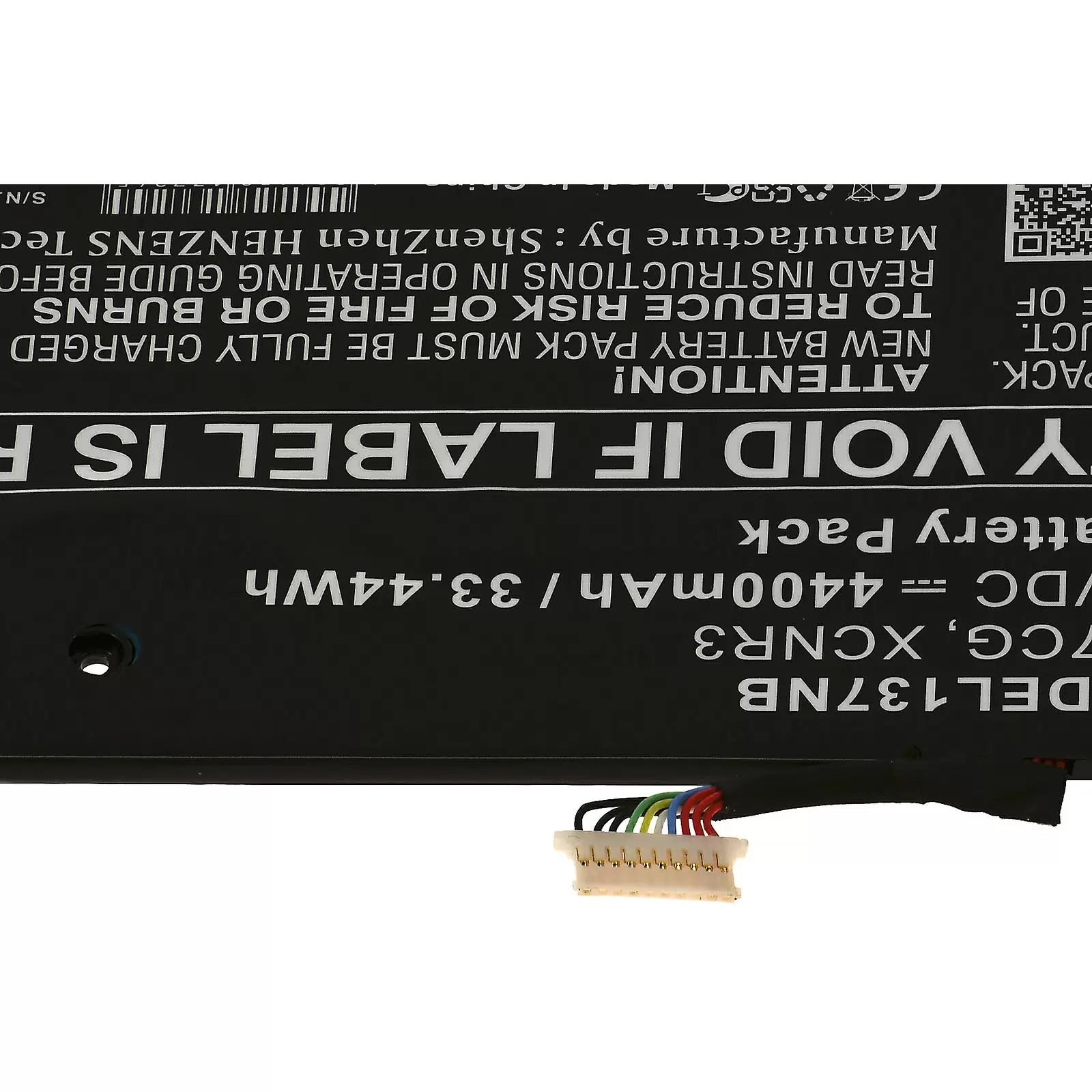 Schwarzer Akku mit weißer Schrift, detaillierten technischen Daten und Anschlusskabel.