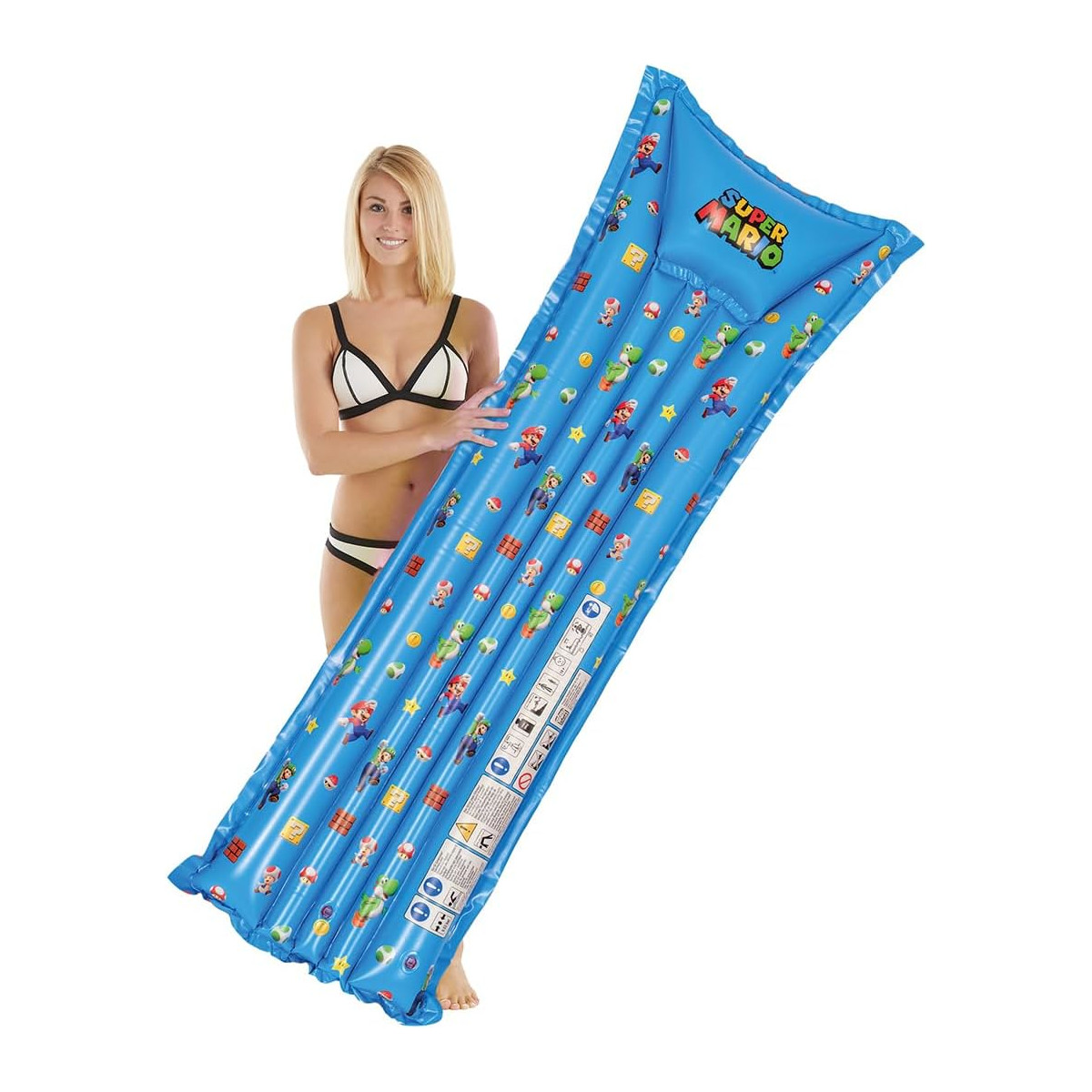 Eine Frau im Bikini hält eine blaue Luftmatratze mit Super Mario-Motiven.