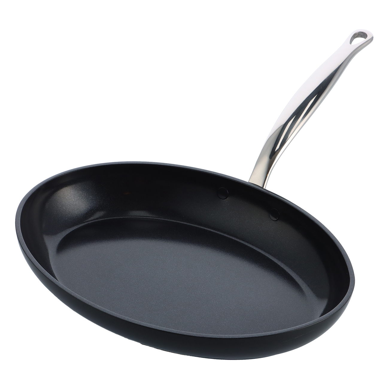 Eine schwarze Bratpfanne mit einem polierten Metallgriff, isoliert auf weißem Hintergrund.