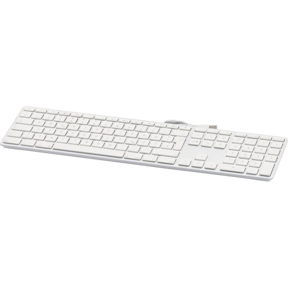 Una tastiera bianca per computer con cavo USB vista di lato su sfondo bianco.