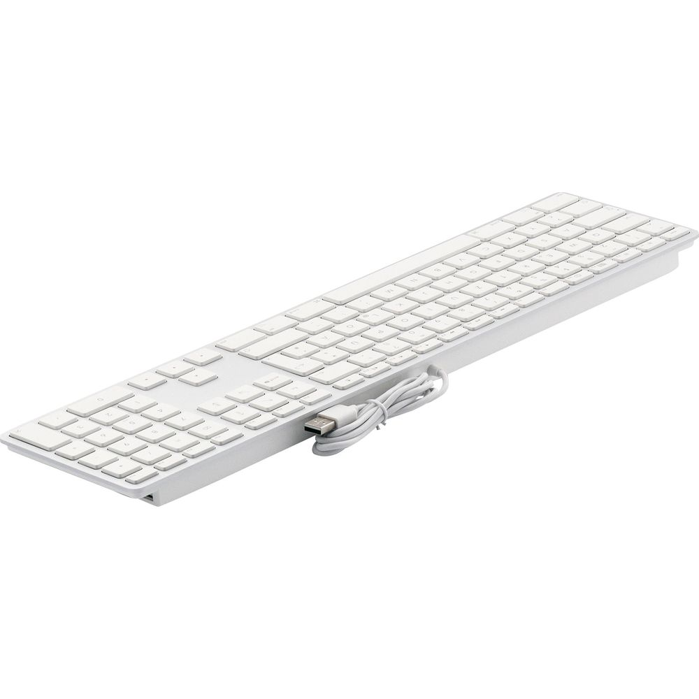 Una tastiera bianca e sottile con cavo USB, su sfondo bianco.