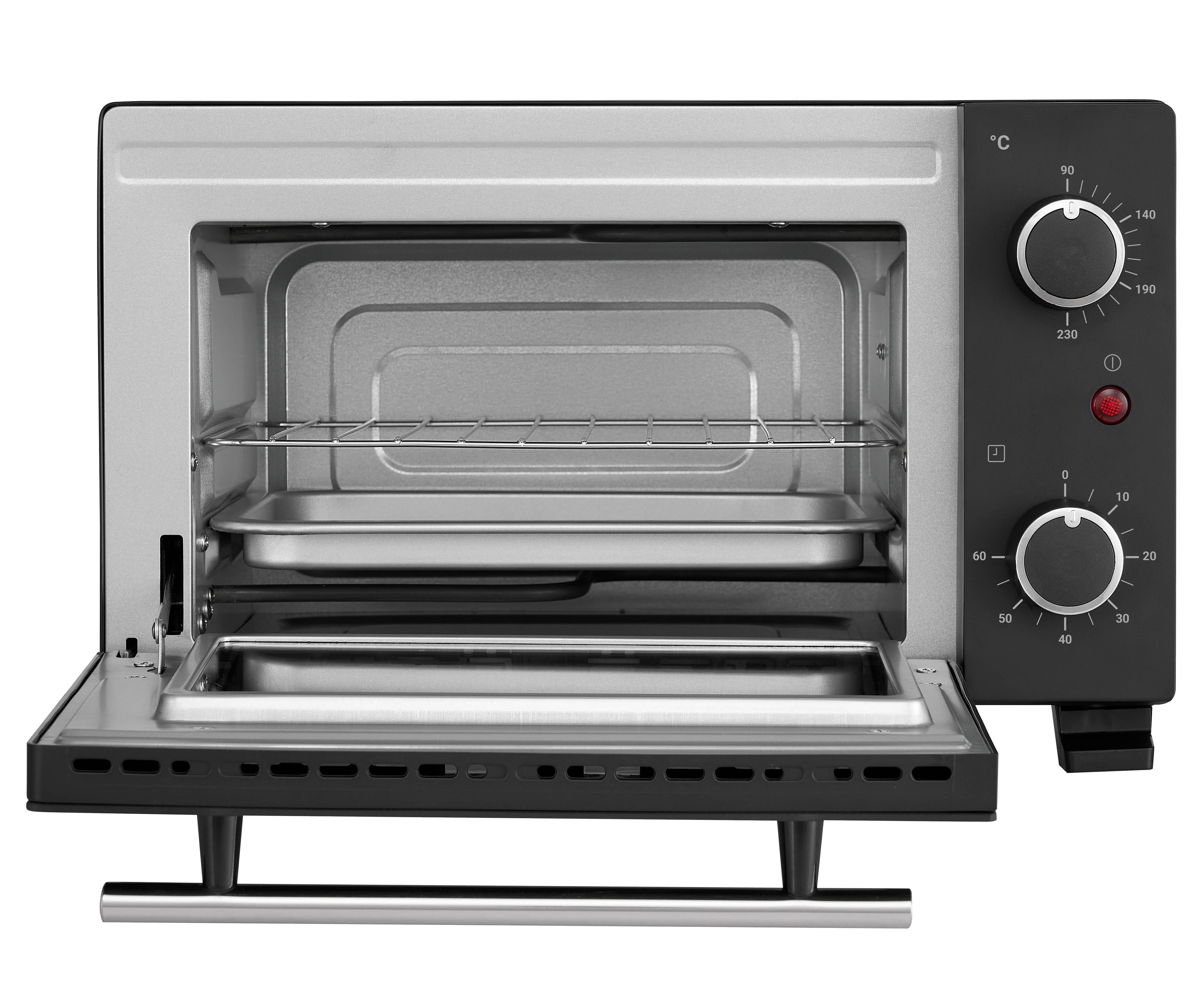 Een open broodroosteroven met chroom handvat, twee roosters en bedieningsknoppen.