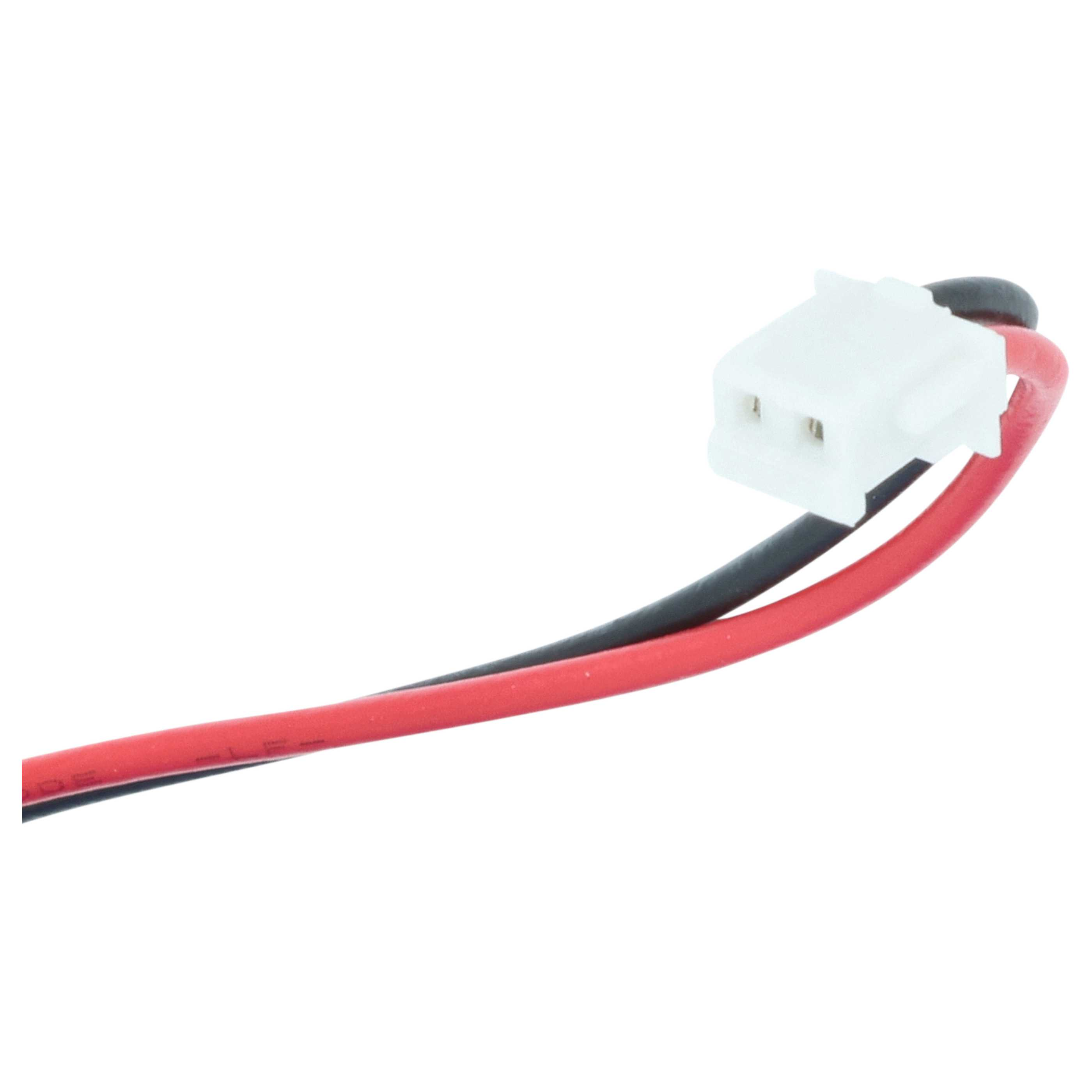 Ein weißer Stecker mit roten und schwarzen Kabeln auf weißem Hintergrund.