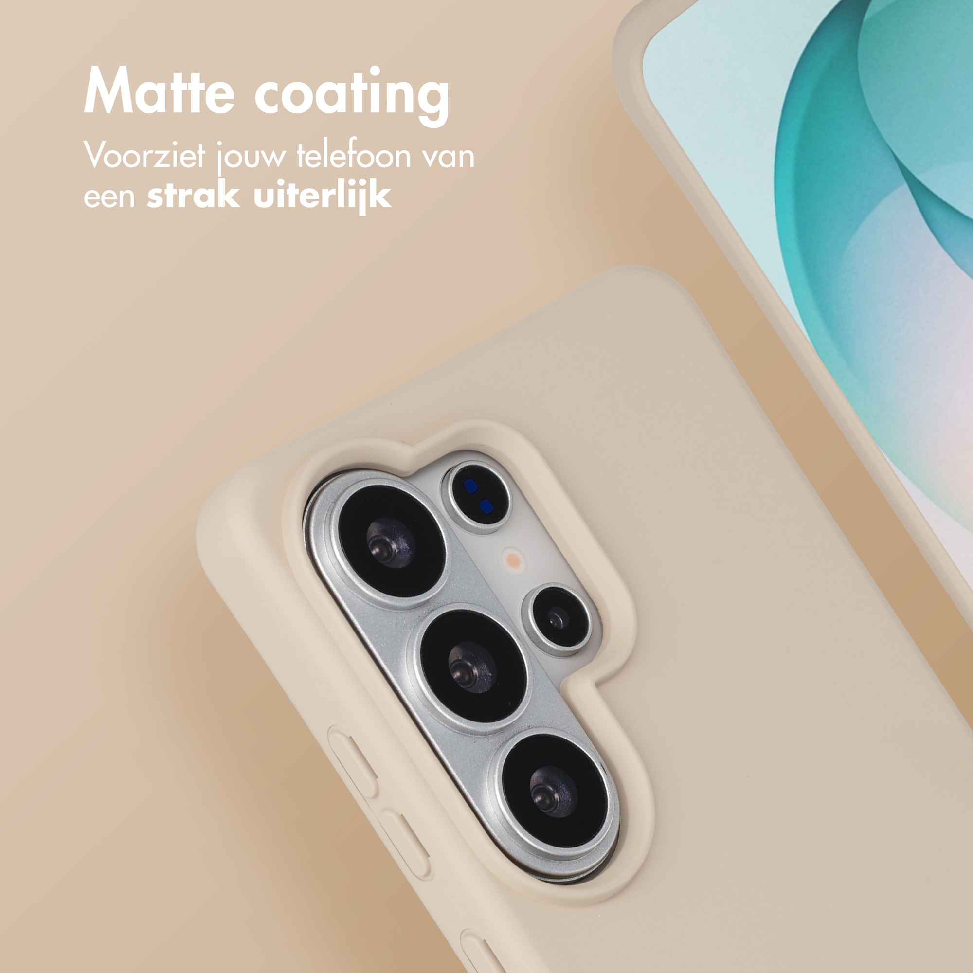 Een telefoonhoes met mat uiterlijk en cameralenzen op een beige achtergrond.