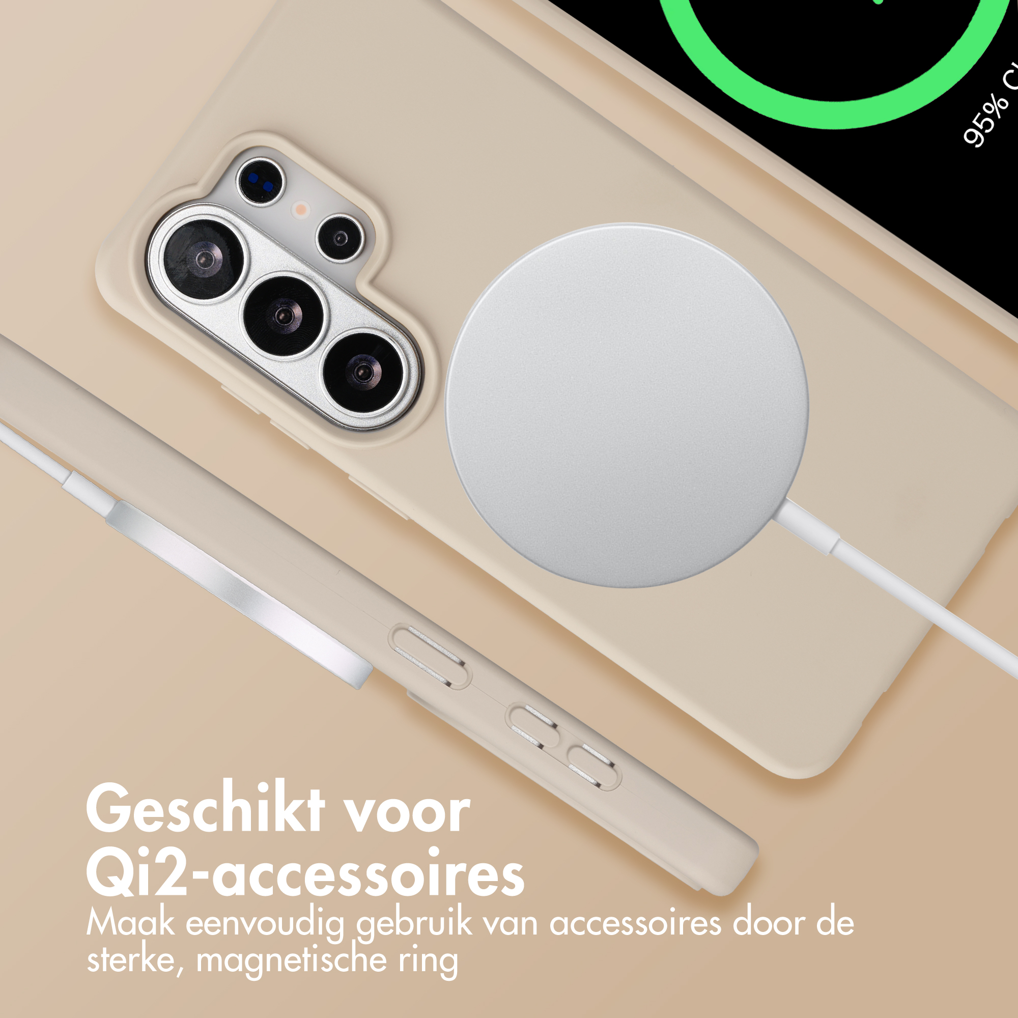 Een beige telefoonhoes met camera en lader. 95% opgeladen.