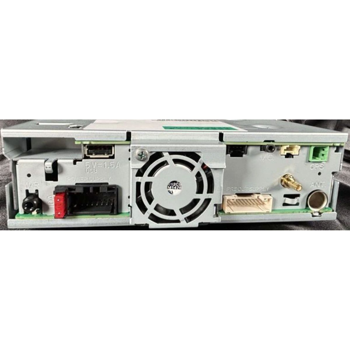 Rückseite eines Geräts mit Lüfter, USB-, Stromversorgungs- und Antennenanschlüssen.
