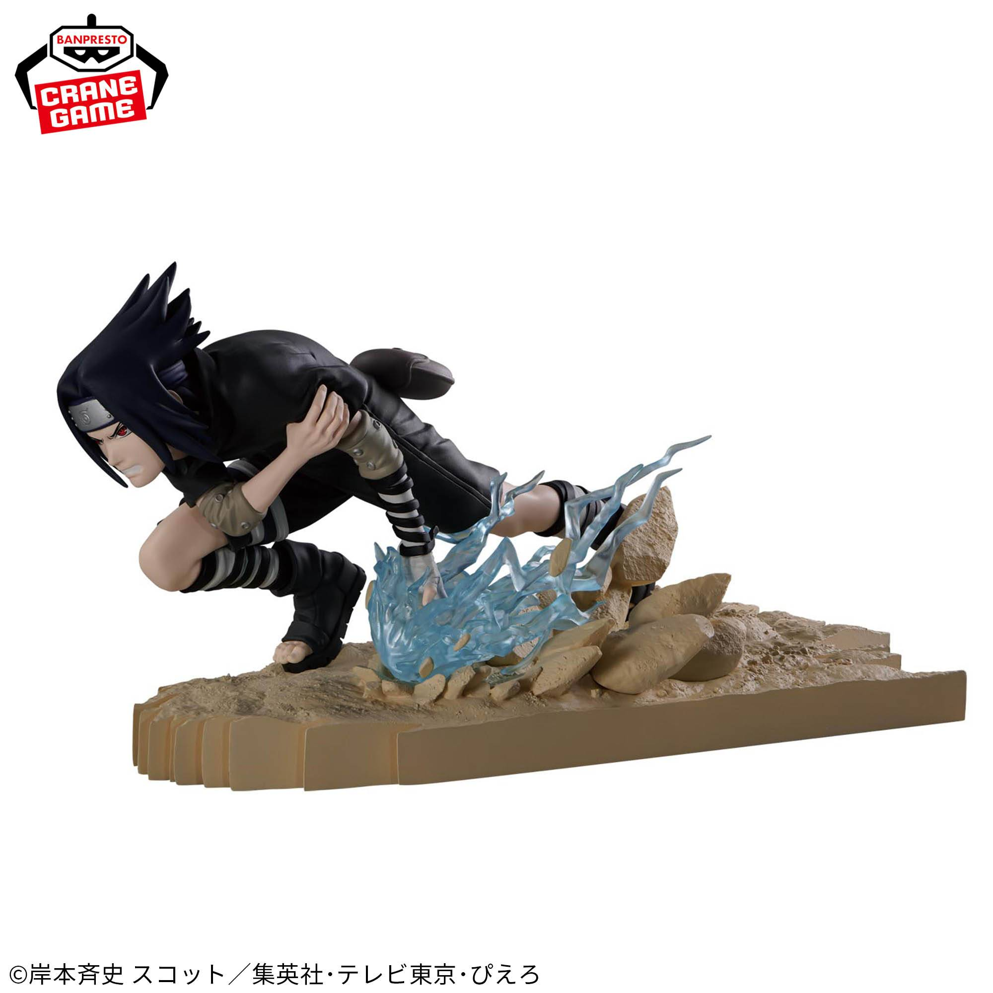 Eine Figur von Sasuke Uchiha in Aktion mit blauen Energiewellen auf felsigem Boden.