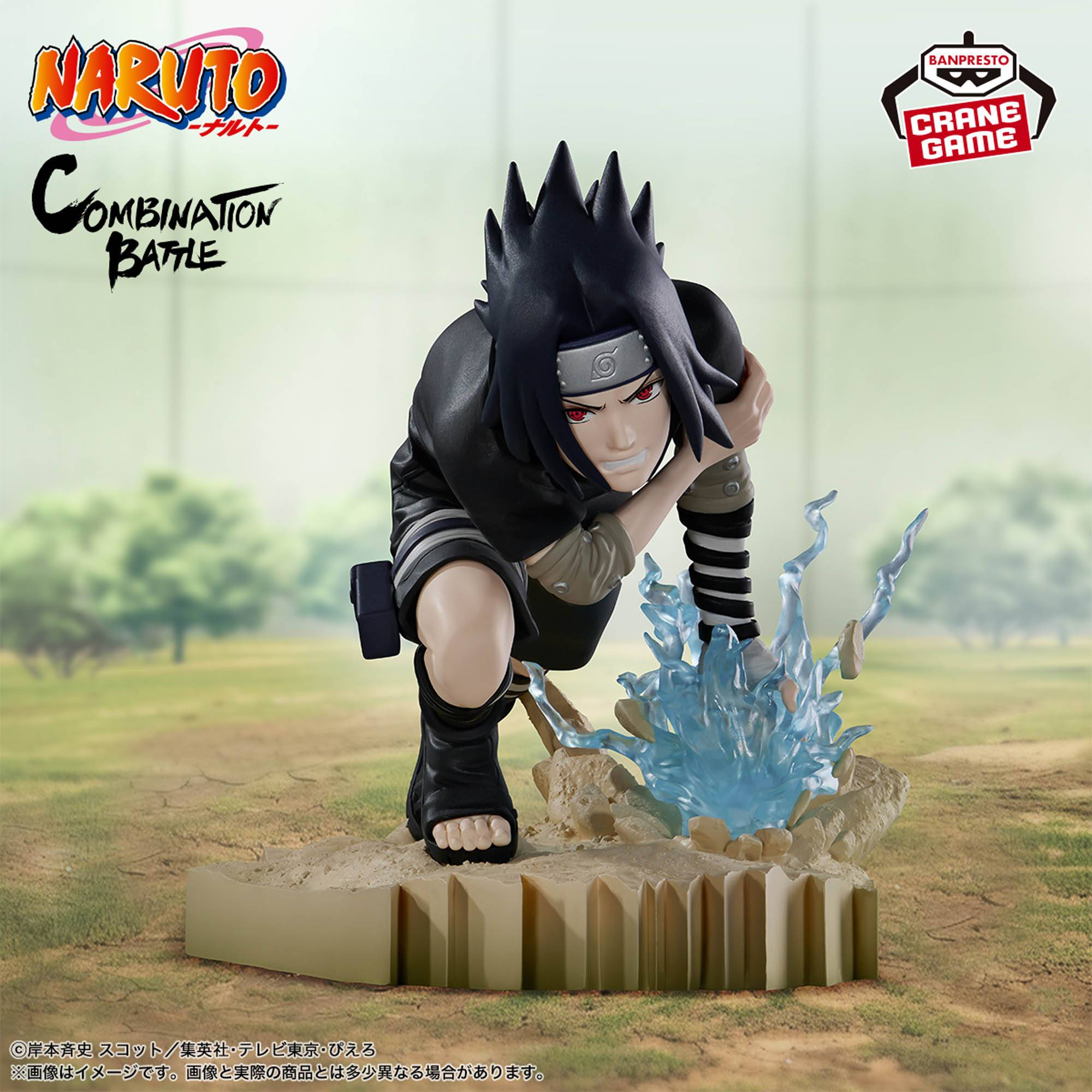 Sasuke-Figur im Hocken mit blauer Energie auf einem felsigen Sockel.