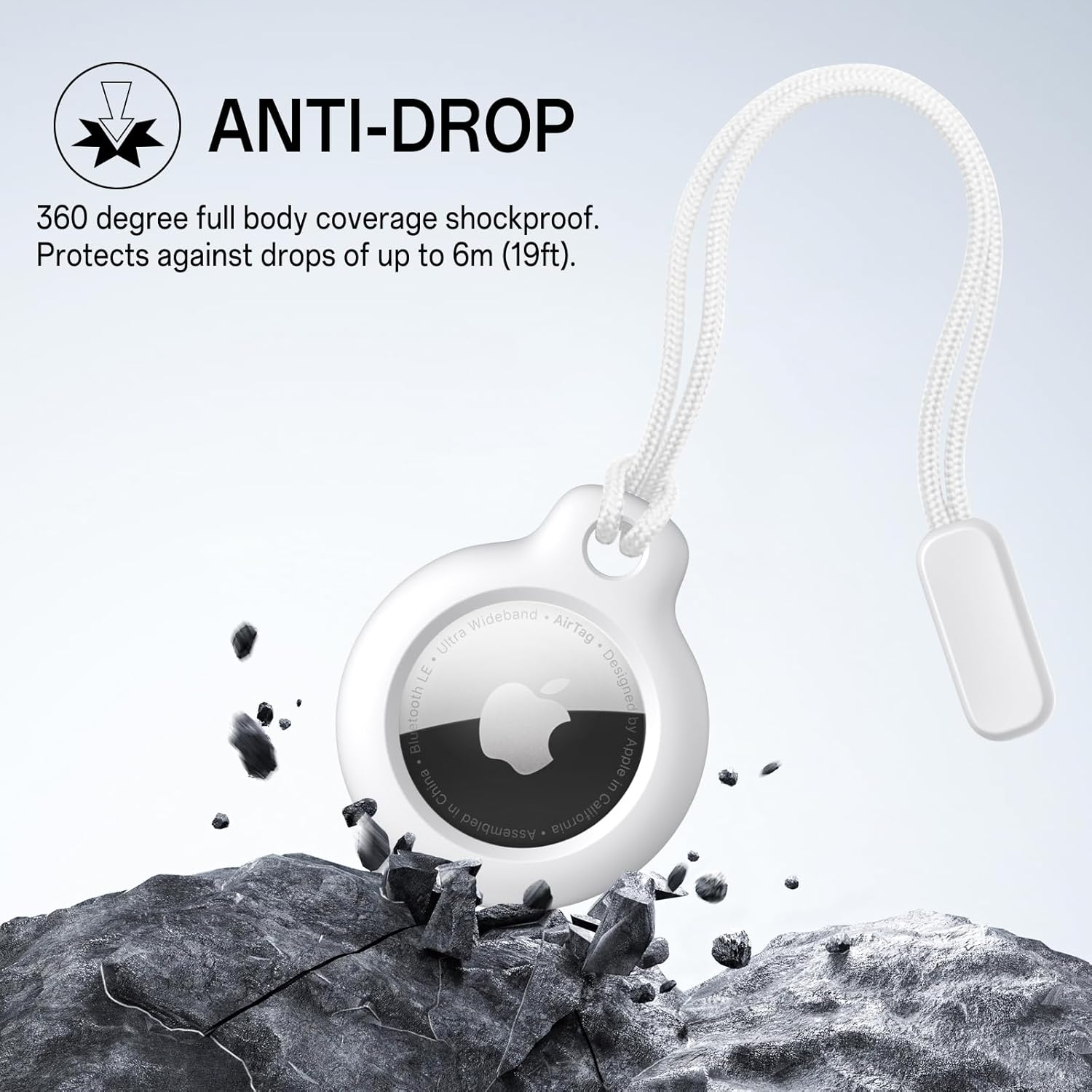 Weiße AirTag-Hülle mit Lanyard, die auf Steinen liegt. Anti-Drop-Schutz.
