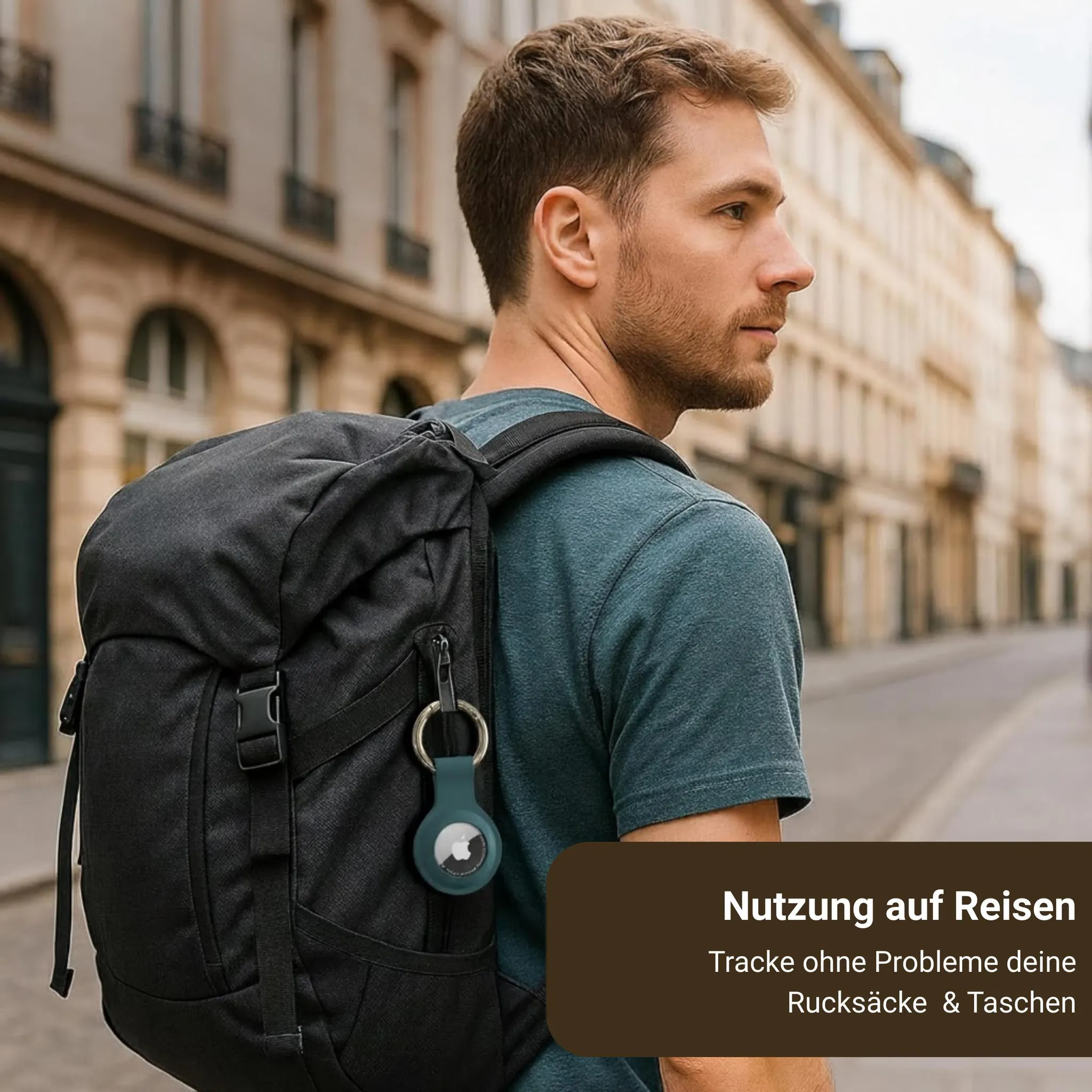 Mann mit Rucksack und Tracker in Paris.