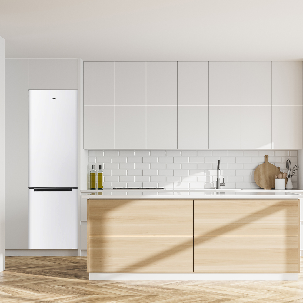 Cocina moderna con frigorífico blanco, isla de madera, armarios blancos y azulejos metro.