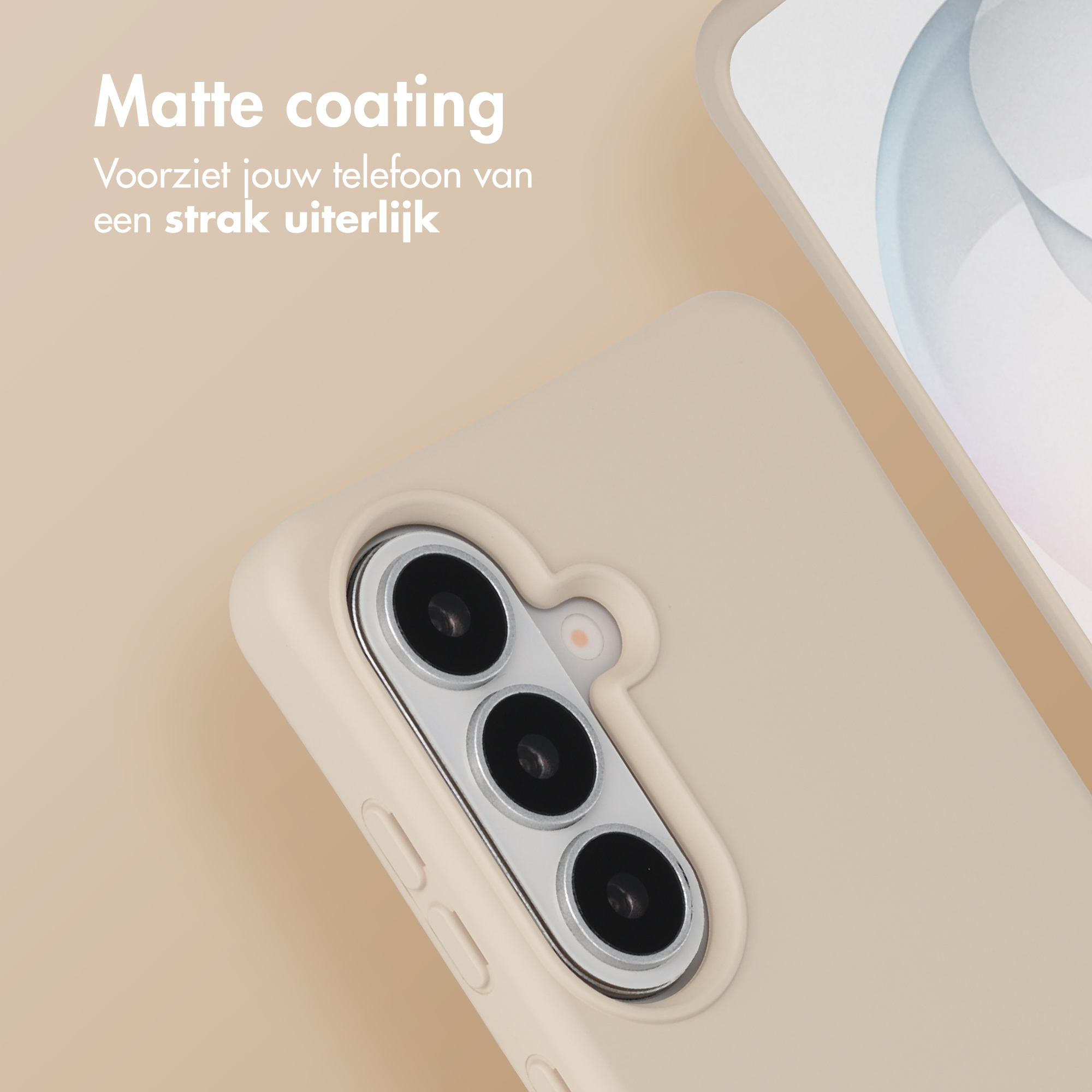 Een crème telefoonhoes met drievoudige camera en tekst.