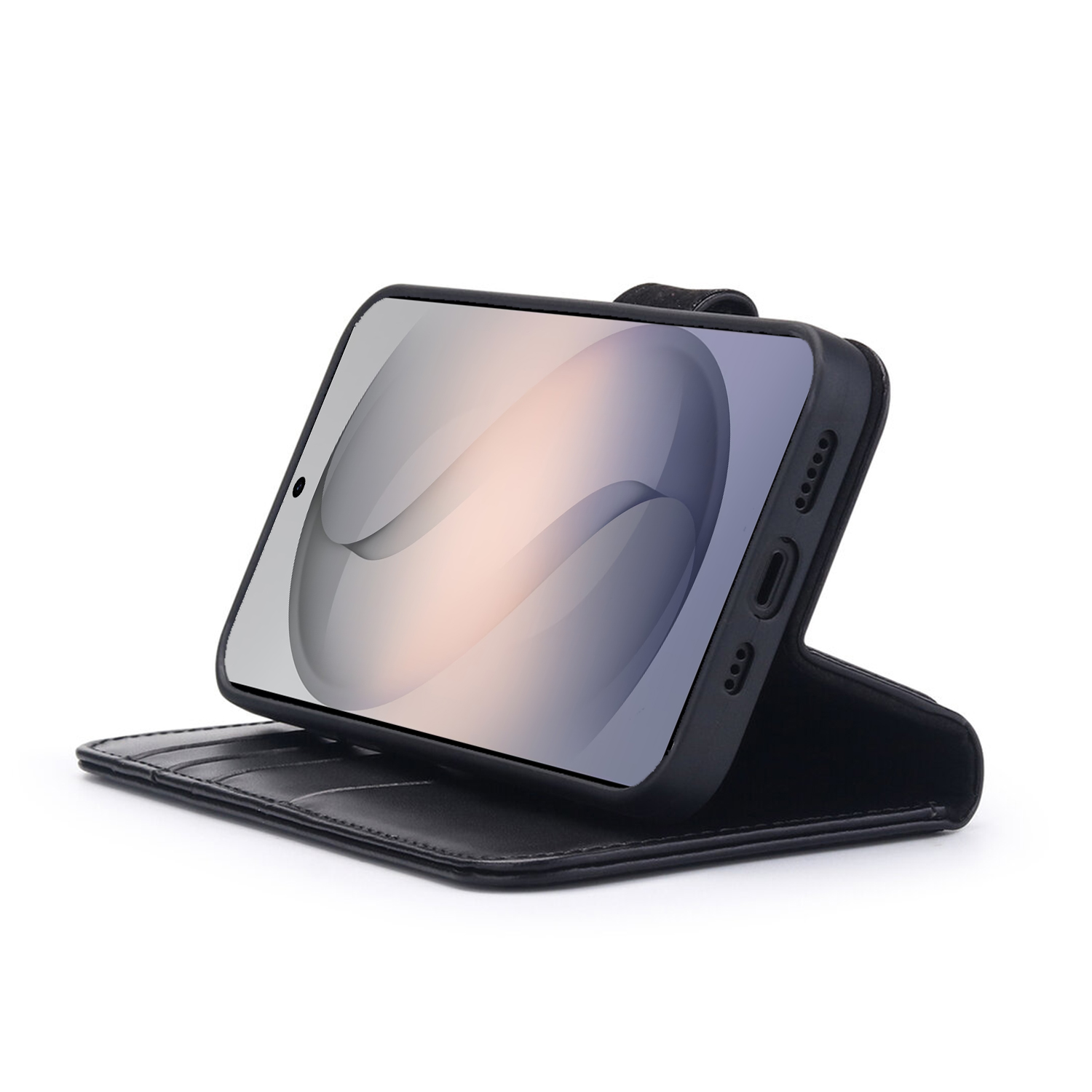 Zwarte smartphone in open leren hoesje, witte achtergrond.