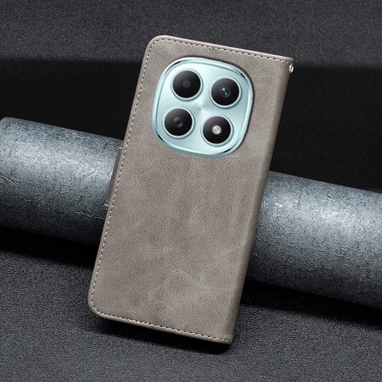 Grijze telefoonhoes met vier cameralenzen op een donkere achtergrond.