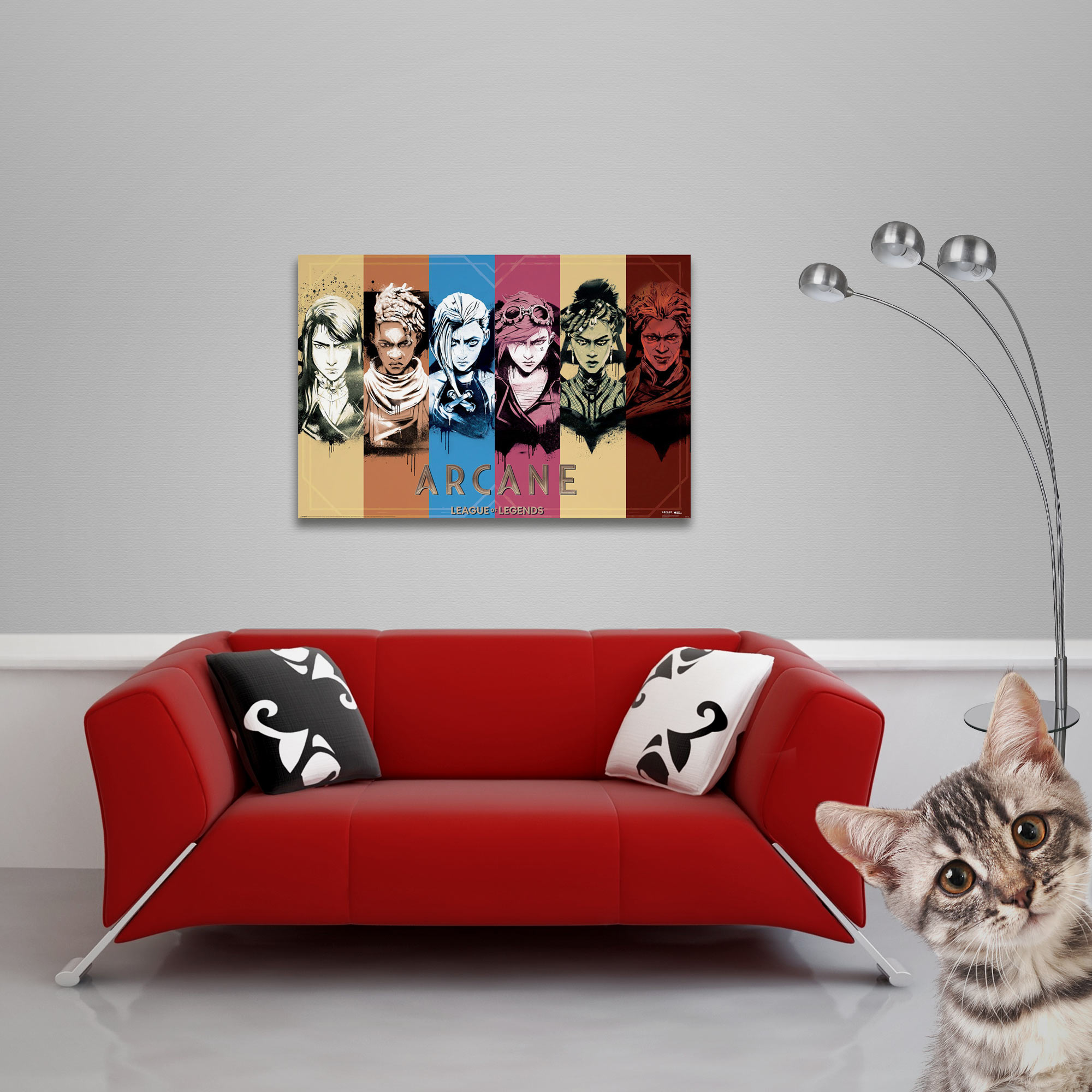 Ein rotes Sofa mit gemusterten Kissen steht unter einem Arcane League of Legends Poster. Eine Katze lugt von rechts.