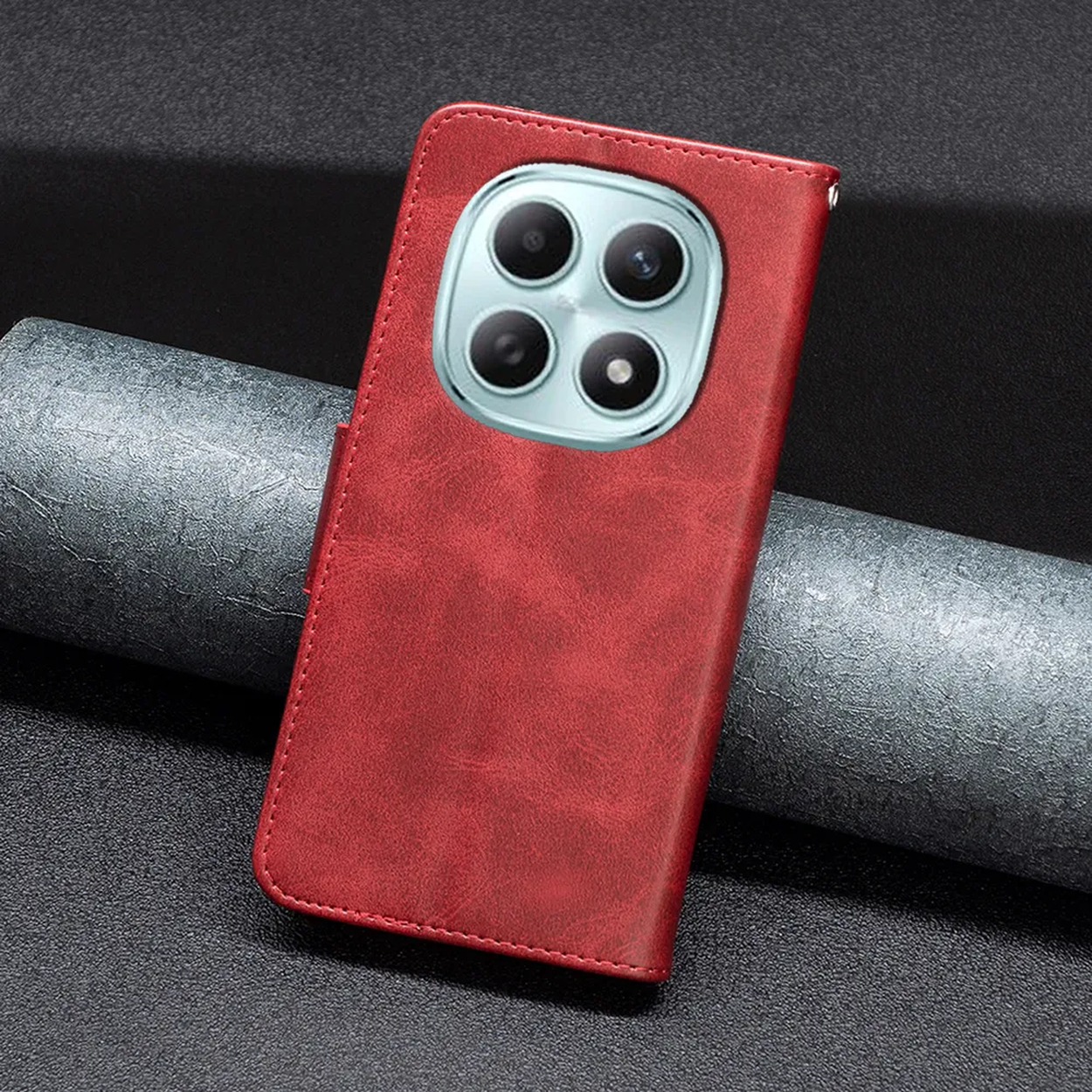 Étui rouge pour téléphone avec quatre caméras et cadre argenté sur fond sombre.