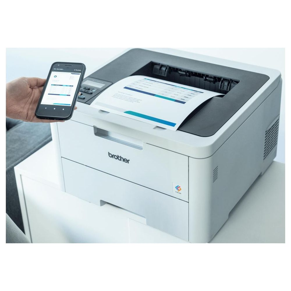 Ein Smartphone hält eine Hand neben einem weißen Brother-Laserdrucker, der ein Dokument ausdruckt.