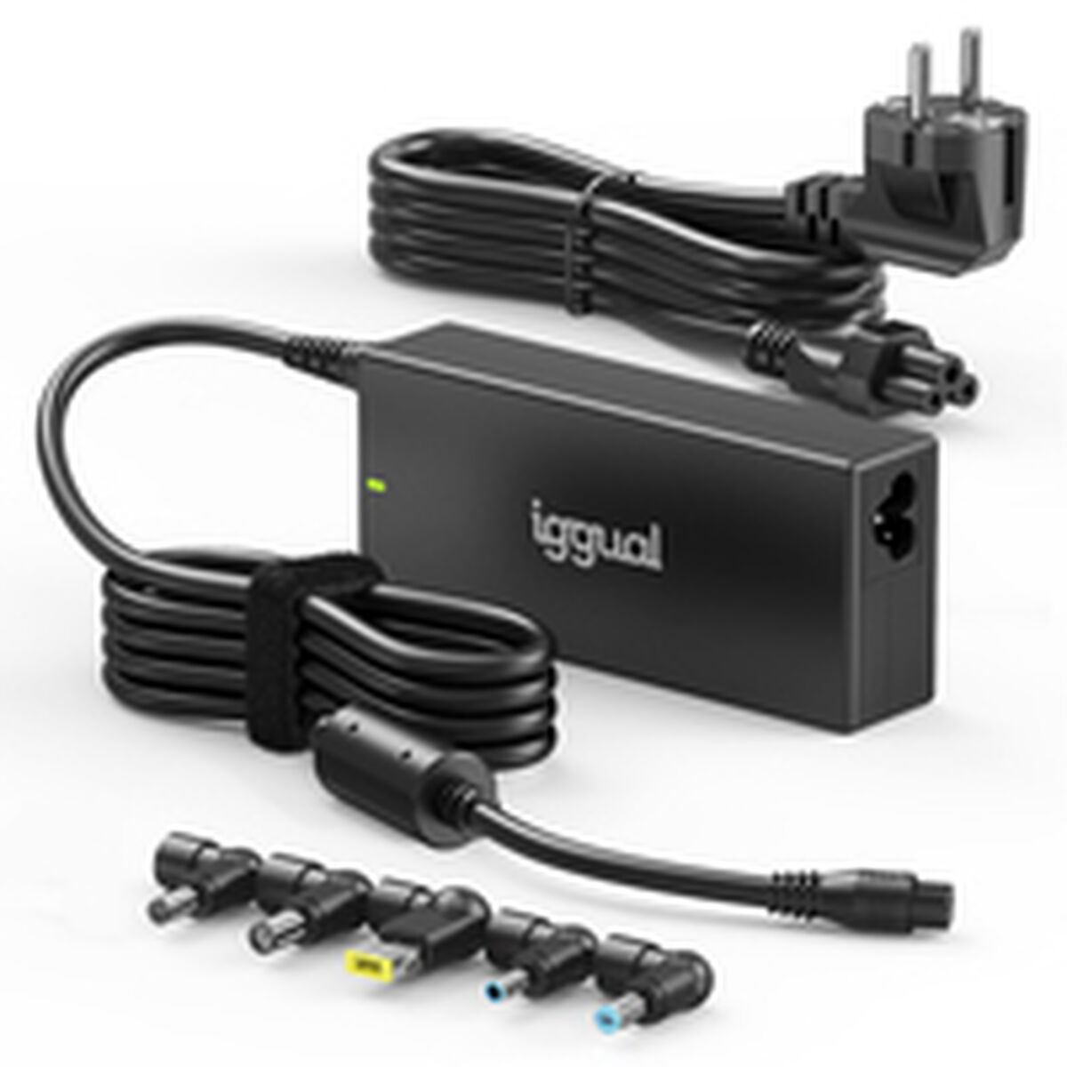 Adaptador de corriente negro para portátil con cables y varios adaptadores.