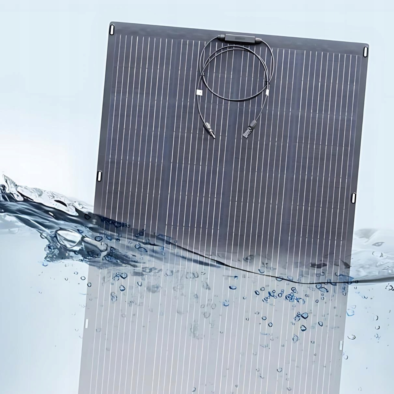 Składany panel słoneczny zanurzony w wodzie, z kablami.