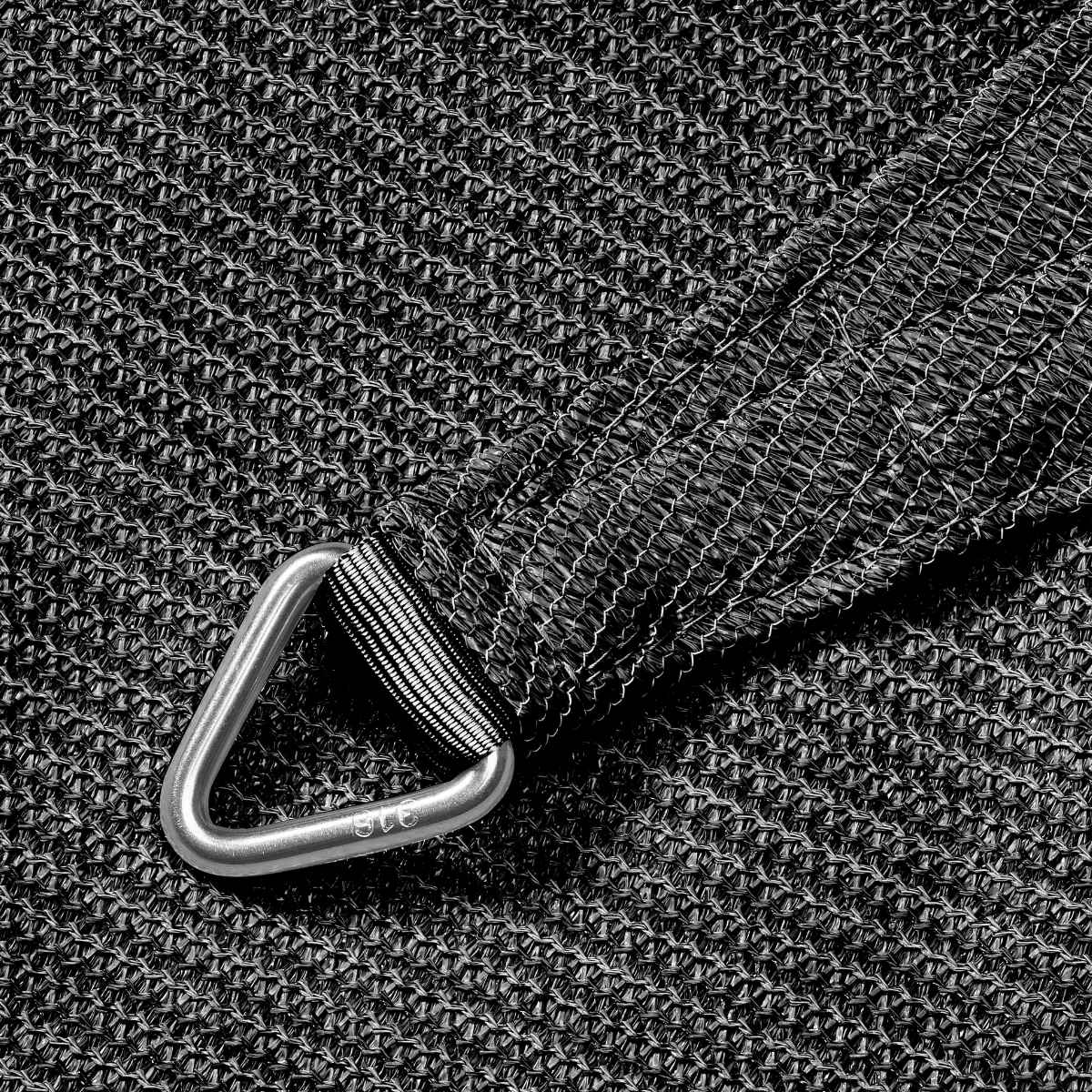 Close-up van een zwart zonnescherm met een zilveren D-ring.