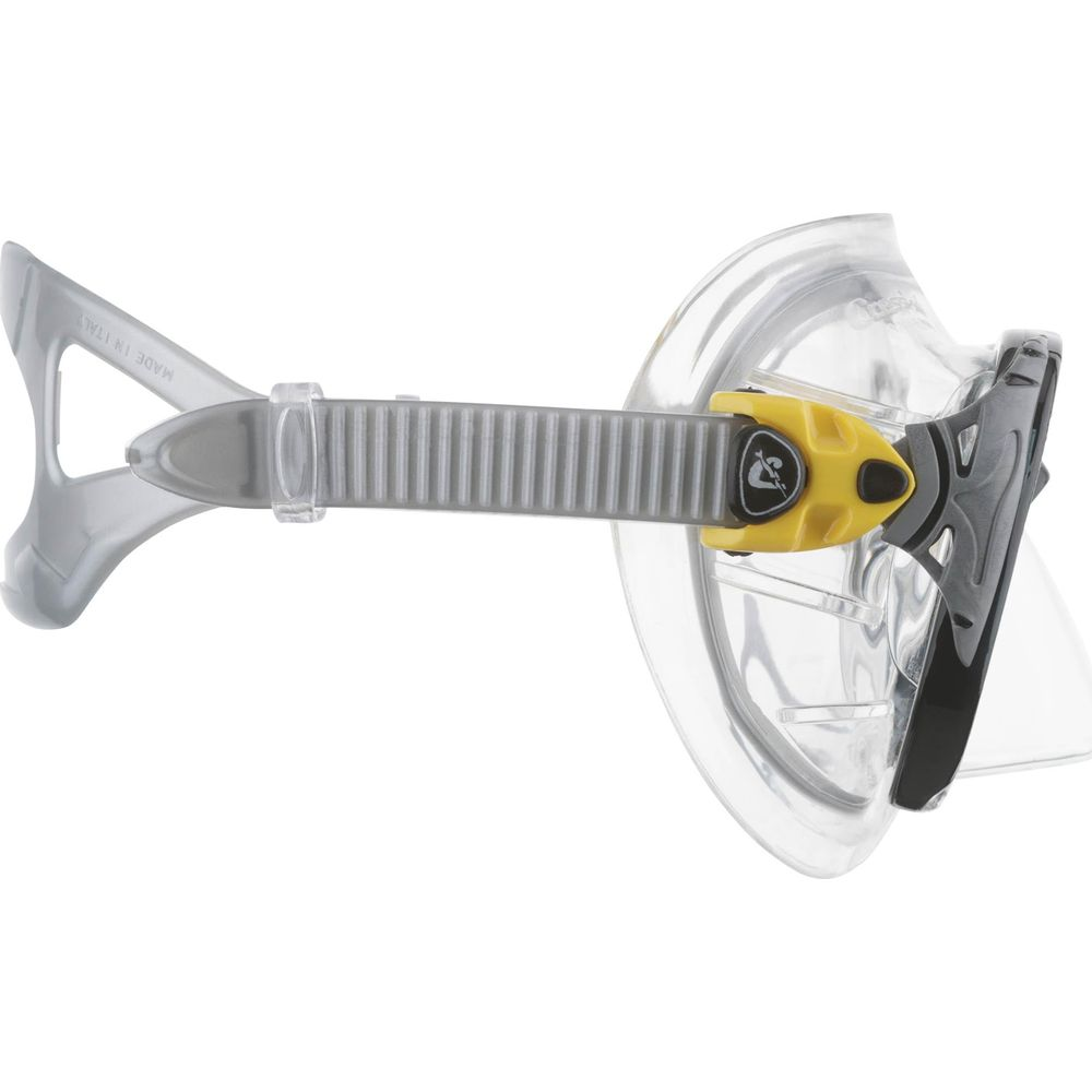 Graue Maske mit gelbem Schnallenclip und transparentem Silikonrand.