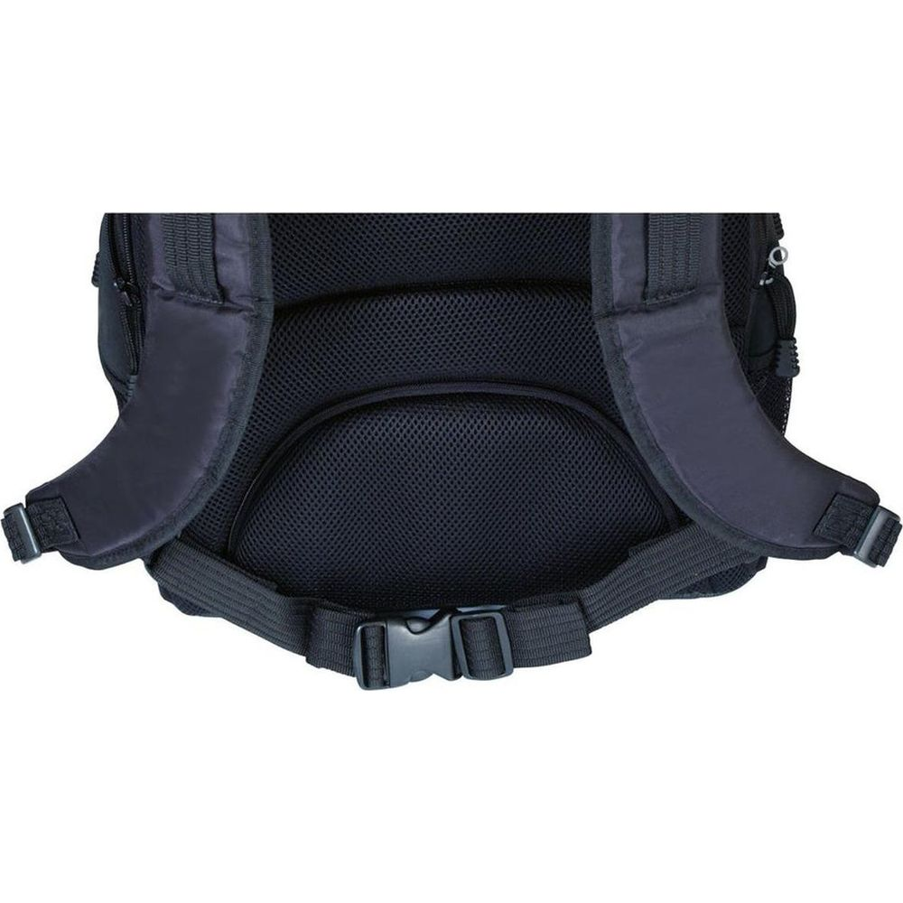 Rückseite eines schwarzen Rucksacks mit gepolsterten Schultergurten und einem Brustgurt.