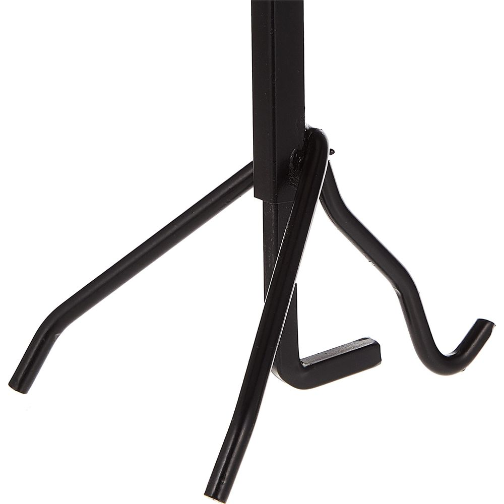 Primo piano di un supporto metallico nero con tre gambe e un palo verticale.