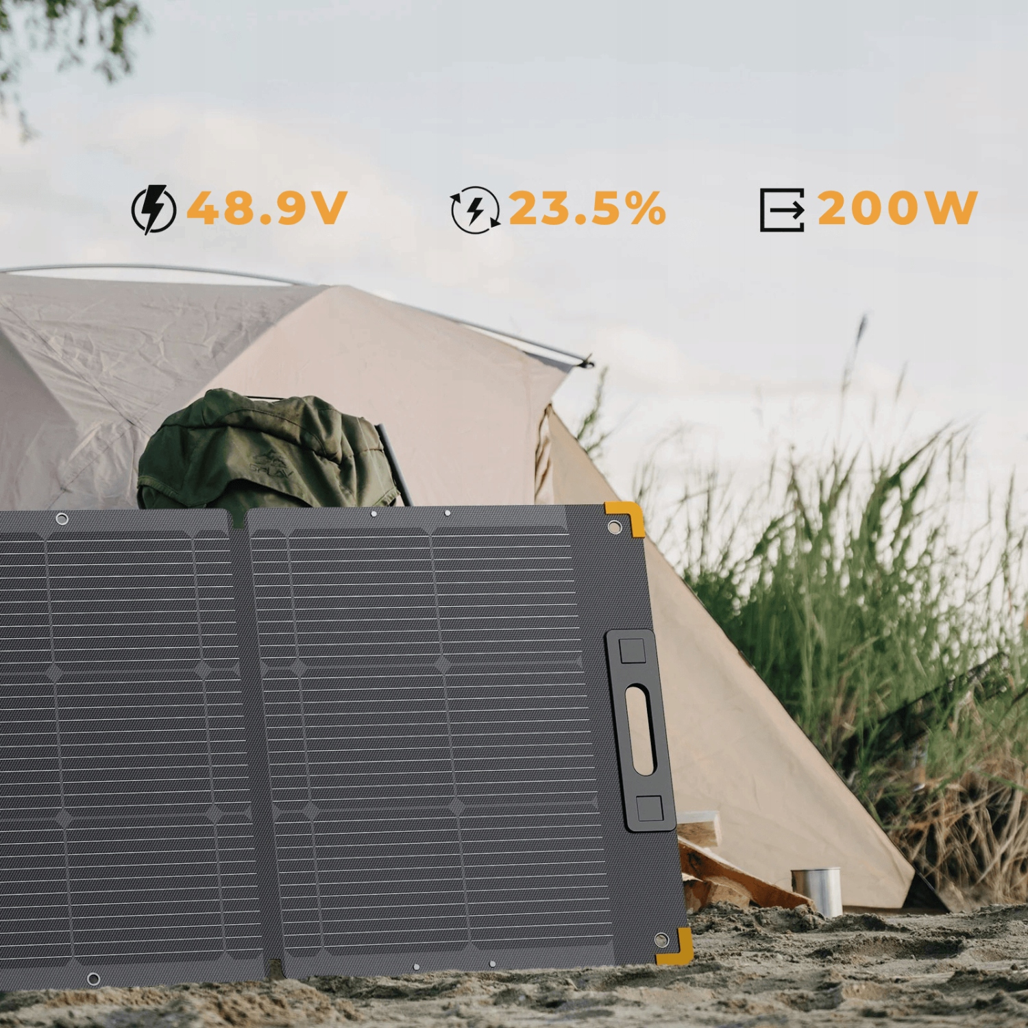 Przenośny panel słoneczny leży na piasku obok namiotu, wyświetla 48.9V, 23.5%, 200W.