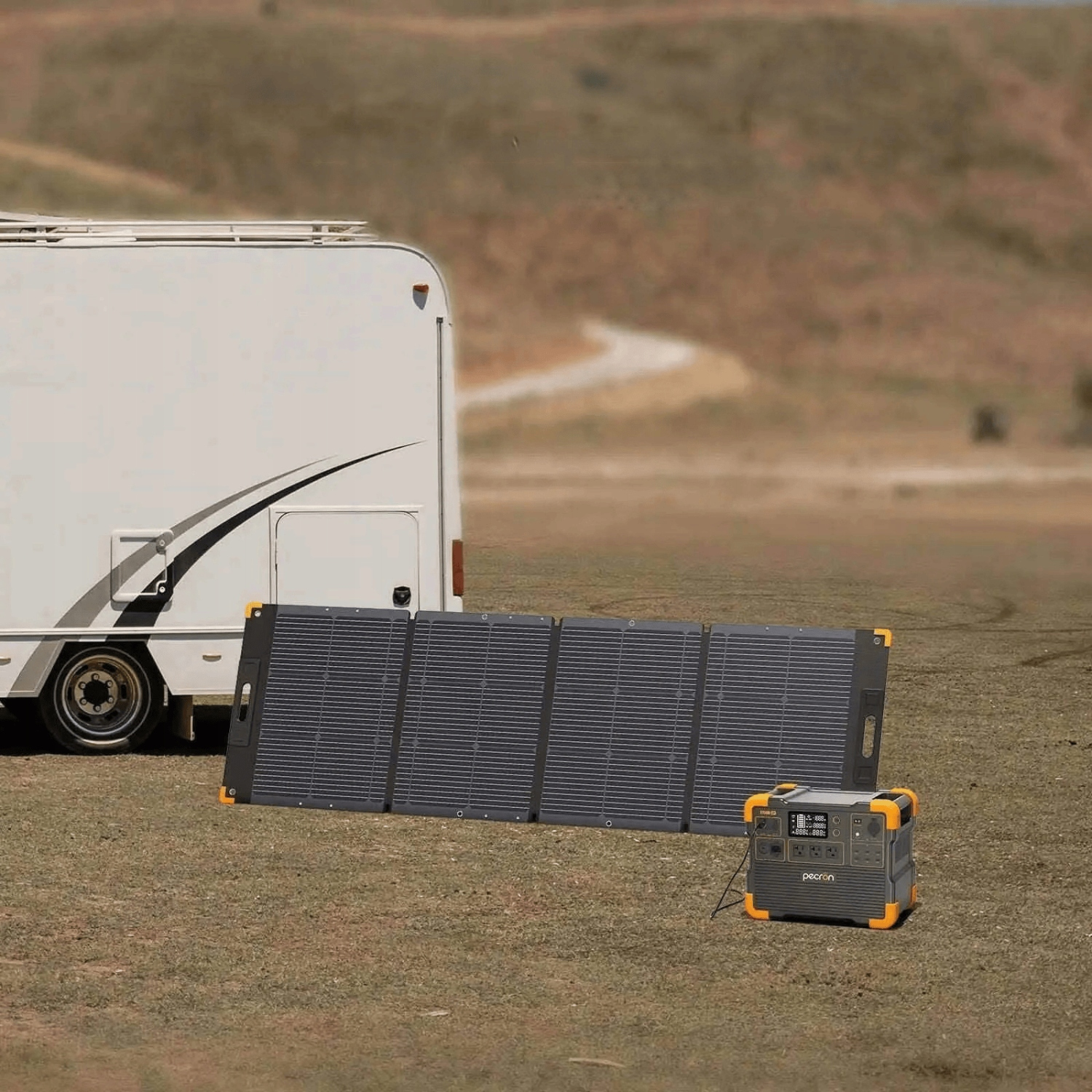 Kamper stoi obok składanych paneli słonecznych i przenośnej stacji zasilania na zewnątrz.