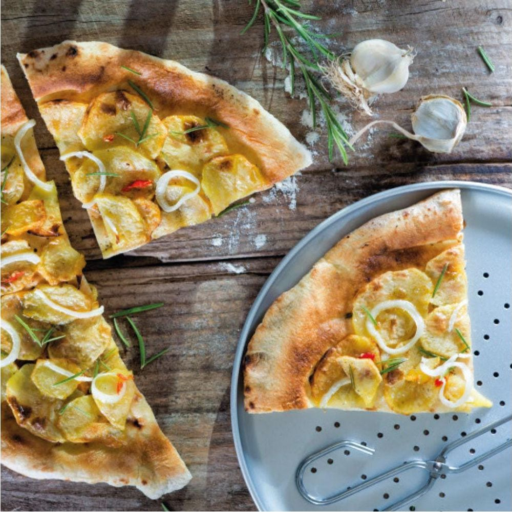 Pizza mit Kartoffeln, Zwiebeln und Rosmarin auf Holztisch.
