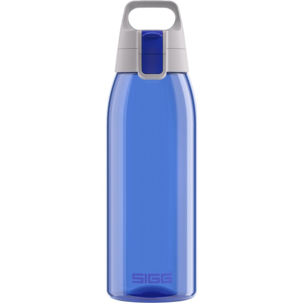 Eine blaue SIGG-Wasserflasche mit weißem und blauem Verschluss, freigestellt.